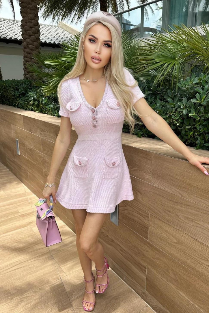 SUNA Mini Dress i Baby Pink med Knappede Kristaldetaljer