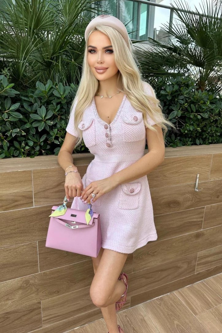 SUNA Mini Dress i Baby Pink med Knappede Kristaldetaljer