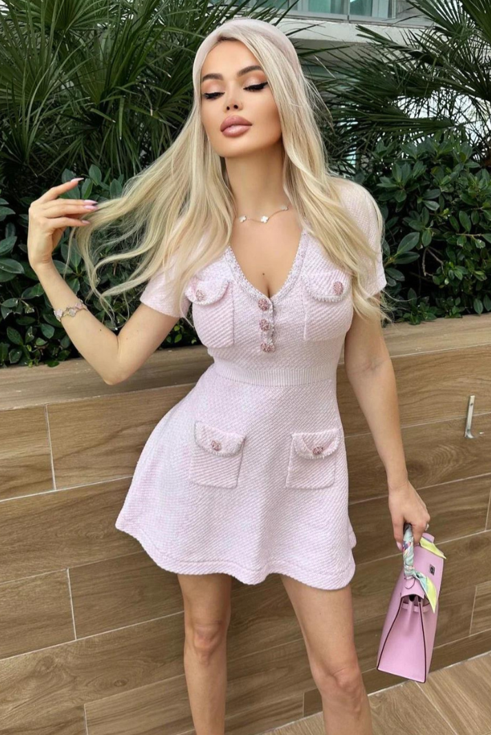 SUNA Mini Dress i Baby Pink med Knappede Kristaldetaljer