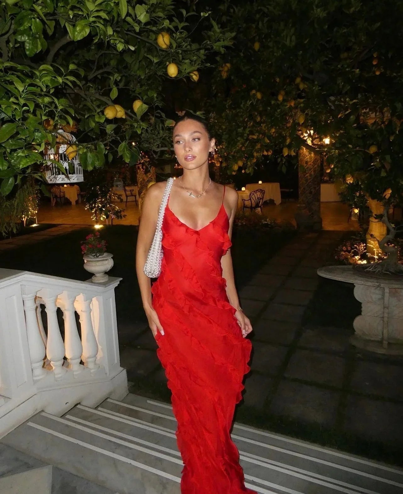 SUNA Margaux Maxi Kjole med Off-Shoulder Design og Rygløs Stil Rød Glimmer