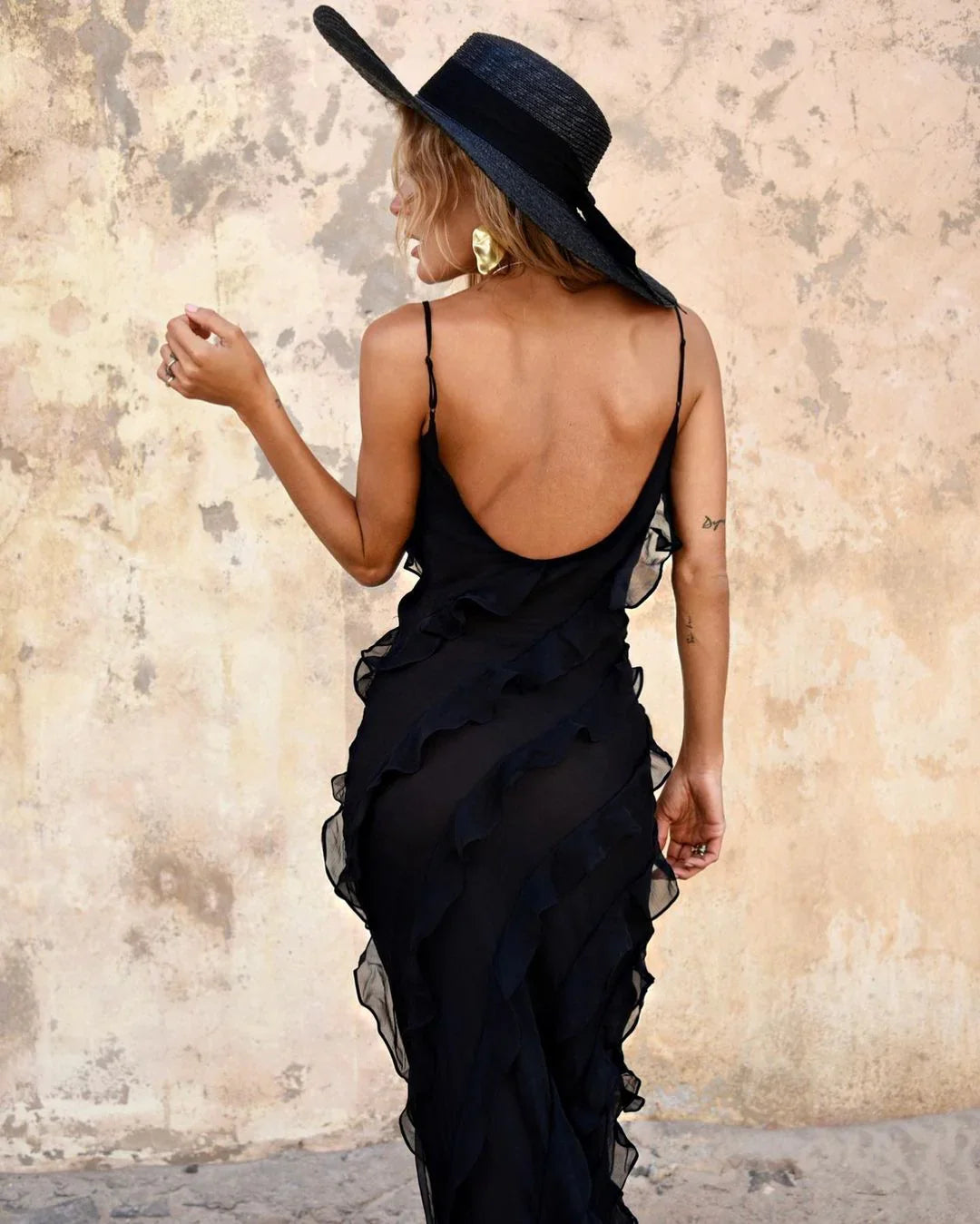 SUNA Margaux Maxi Kjole med Off-Shoulder Design og Rygløs Stil
