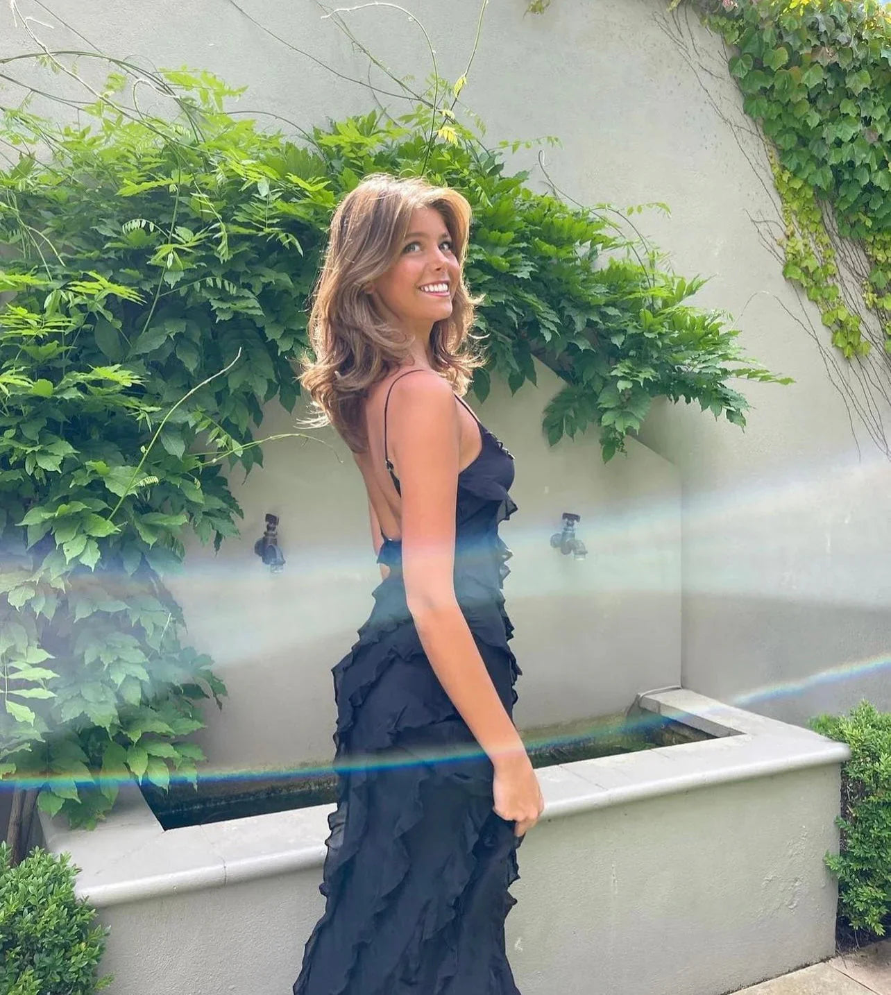 SUNA Margaux Maxi Kjole med Off-Shoulder Design og Rygløs Stil