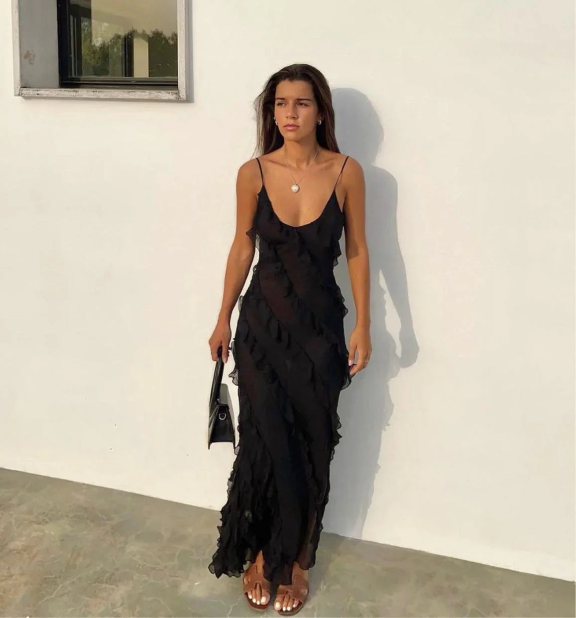 SUNA Margaux Maxi Kjole med Off-Shoulder Design og Rygløs Stil