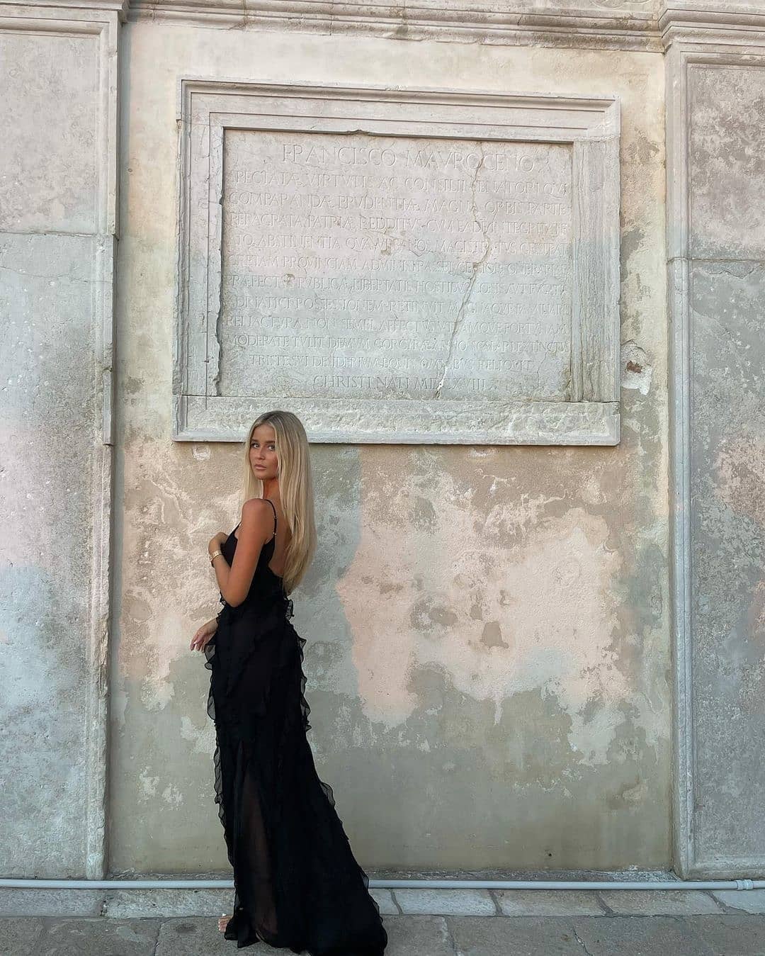 SUNA Margaux Maxi Kjole med Off-Shoulder Design og Rygløs Stil