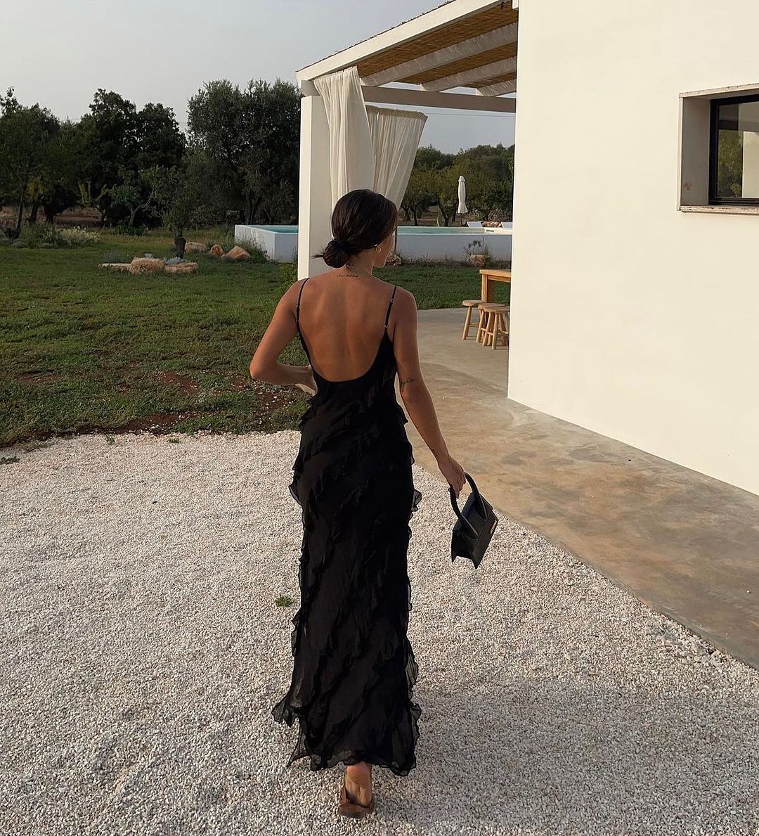 SUNA Margaux Maxi Kjole med Off-Shoulder Design og Rygløs Stil