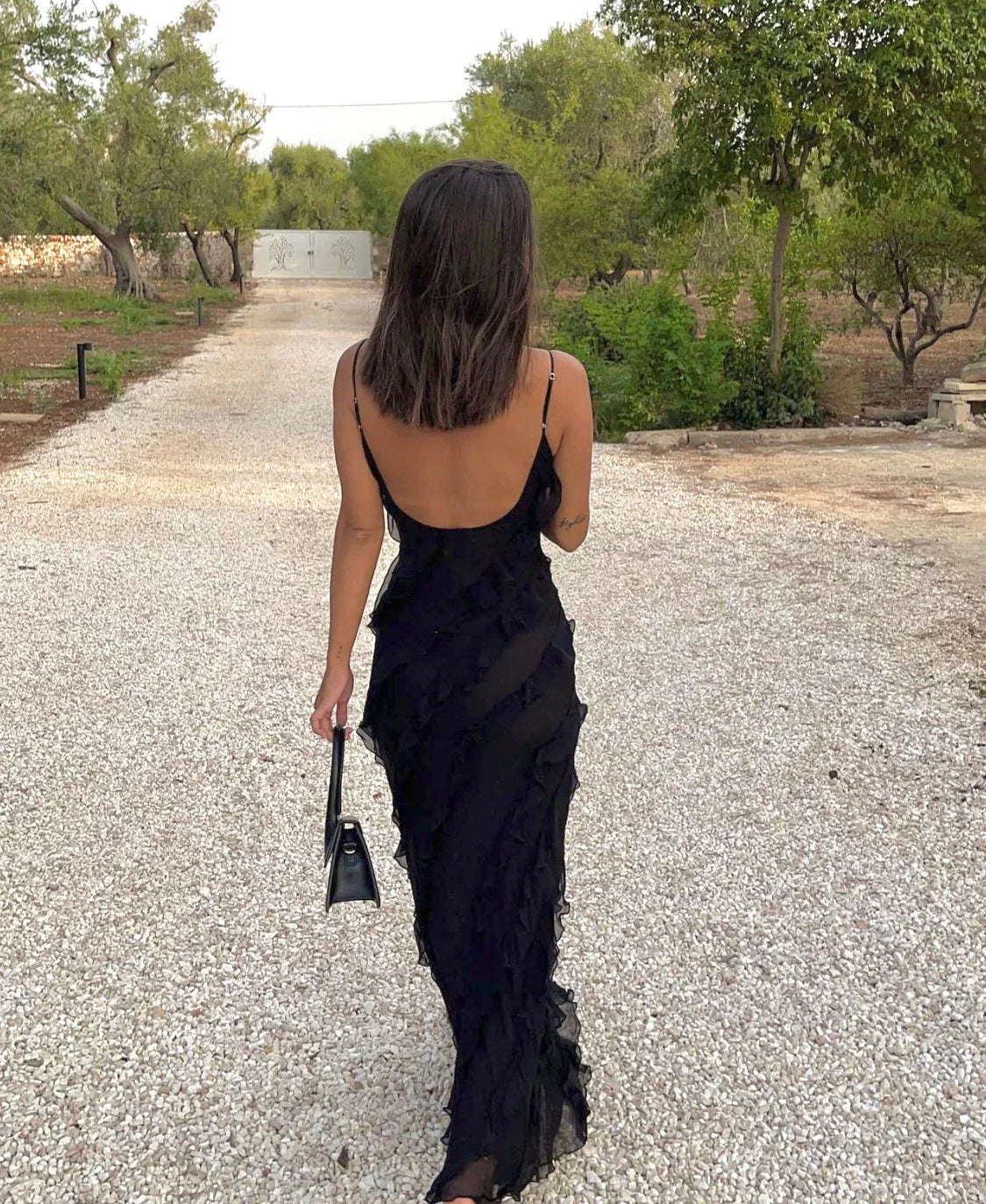 SUNA Margaux Maxi Kjole med Off-Shoulder Design og Rygløs Stil