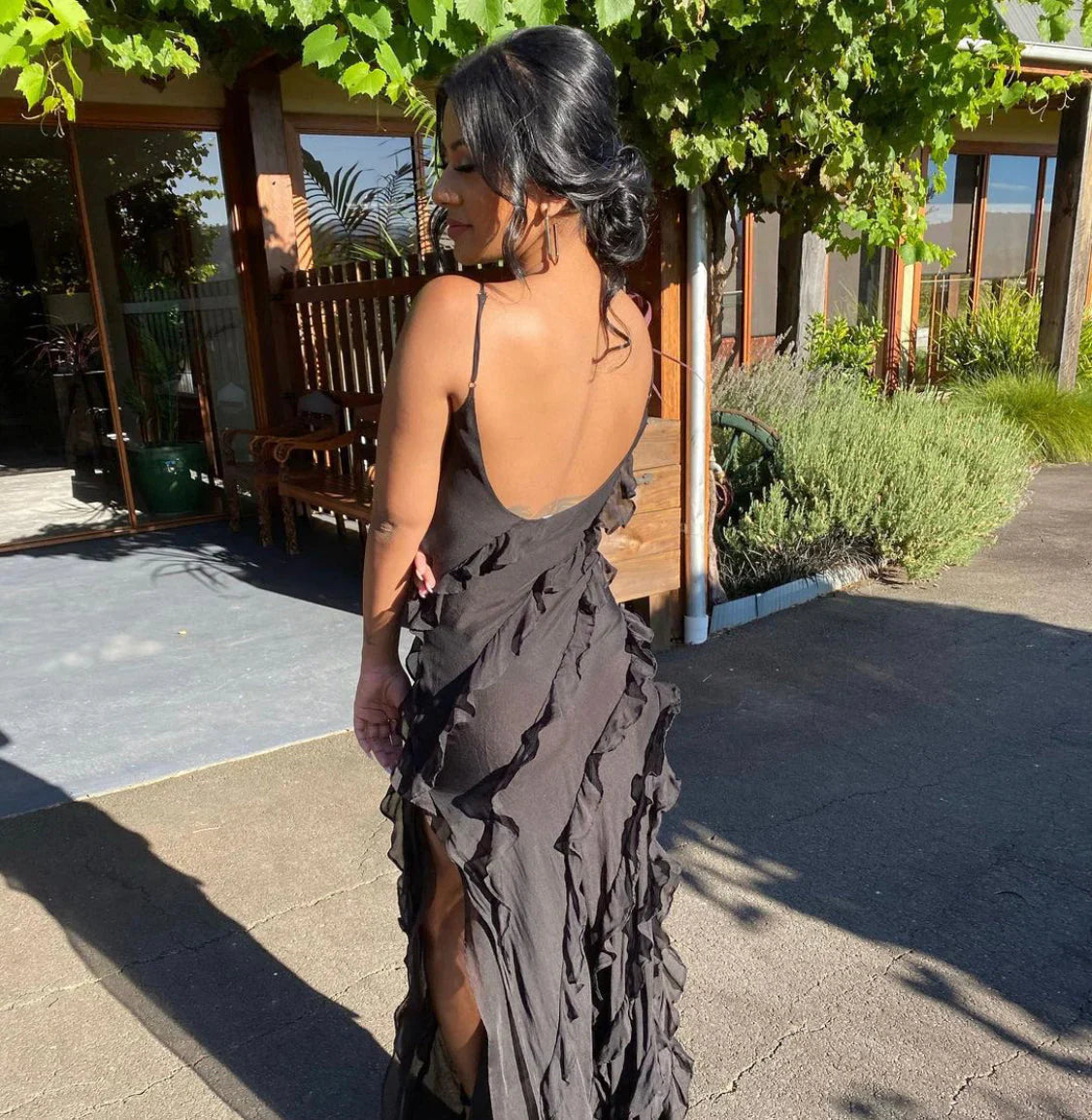 SUNA Margaux Maxi Kjole med Off-Shoulder Design og Rygløs Stil