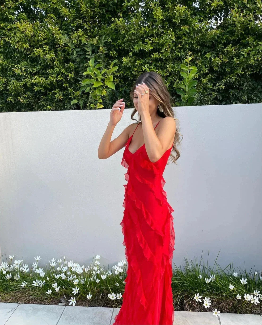 SUNA Margaux Maxi Kjole med Off-Shoulder Design og Rygløs Stil