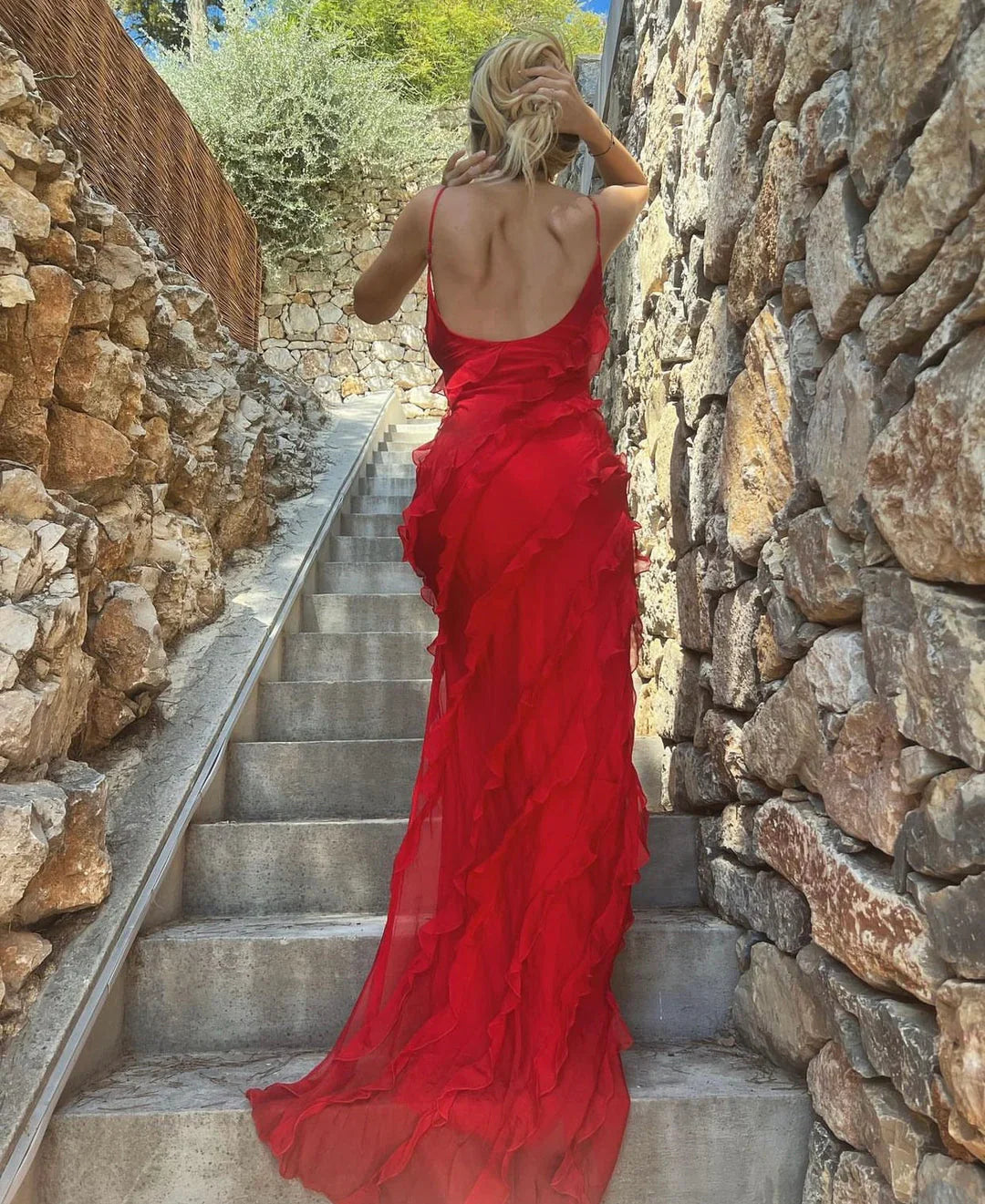 SUNA Margaux Maxi Kjole med Off-Shoulder Design og Rygløs Stil