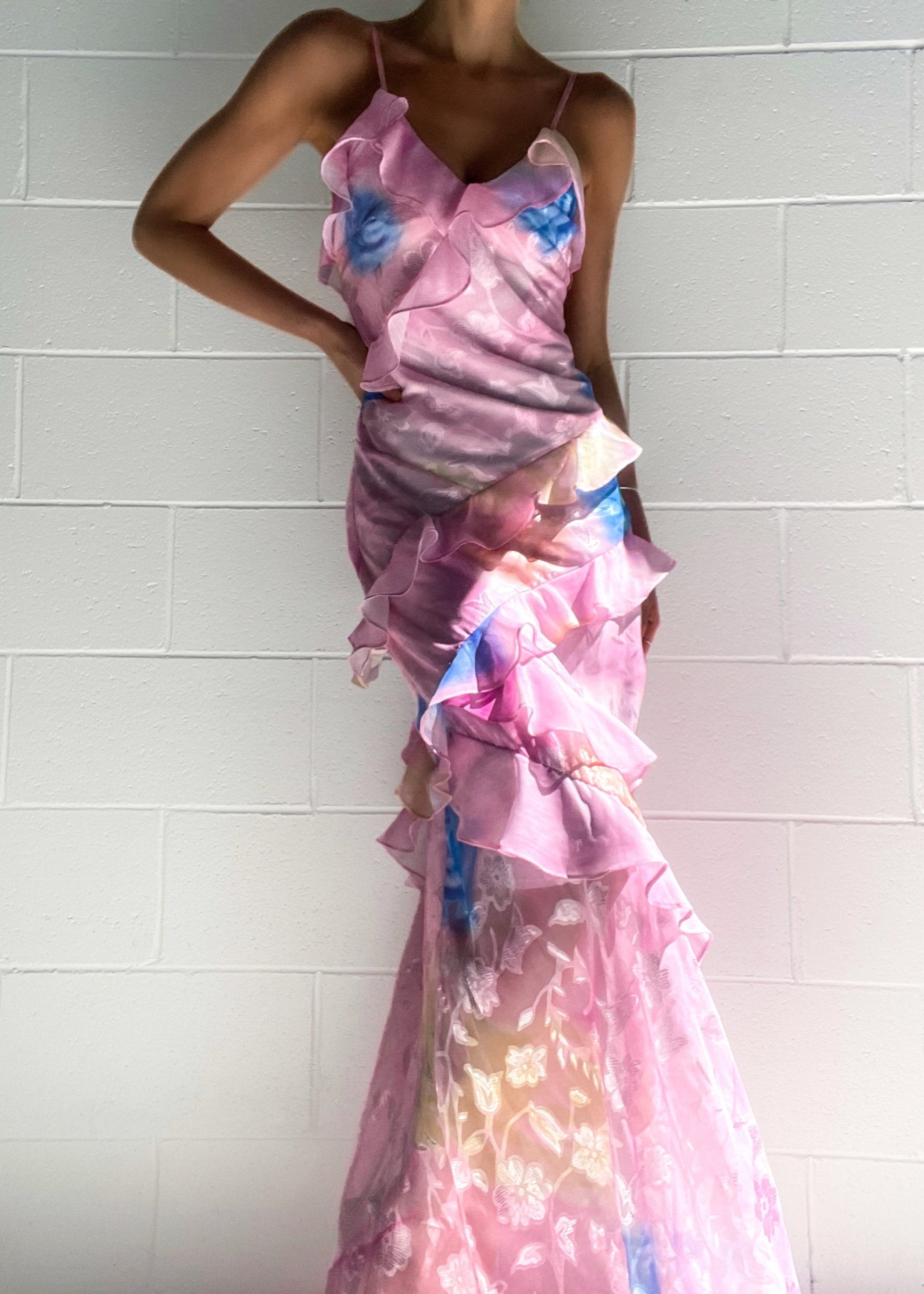SUNA Seraphina Maxi Kjole Med Asymmetrisk Flæseoverlag Pink