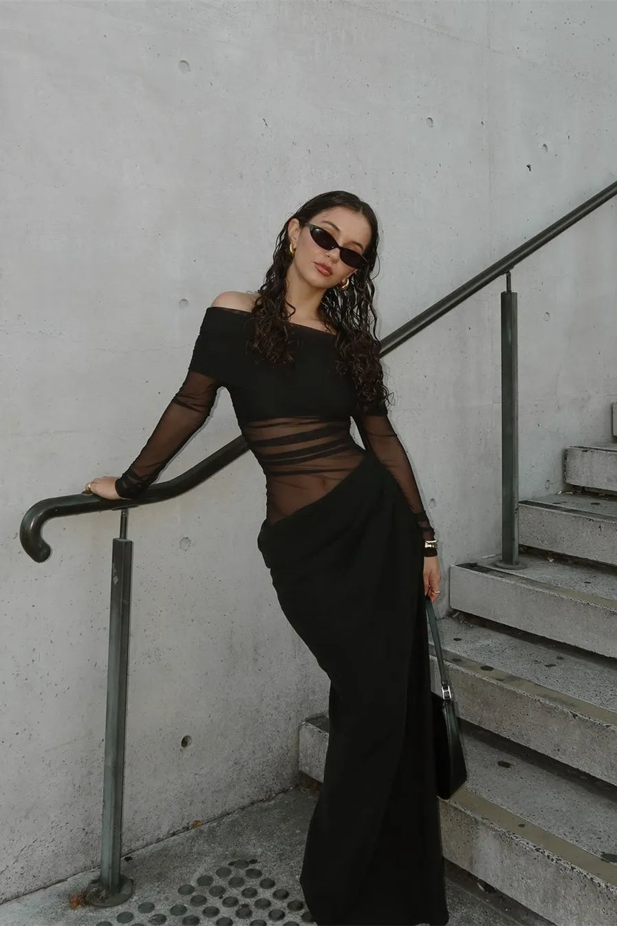 SUNA Verity Mesh Maxi Kjole Med Off-Shoulder Design Og Elegance Sort