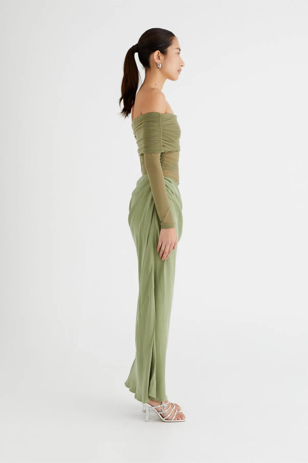 SUNA Verity Mesh Maxi Kjole Med Off-Shoulder Design Og Elegance