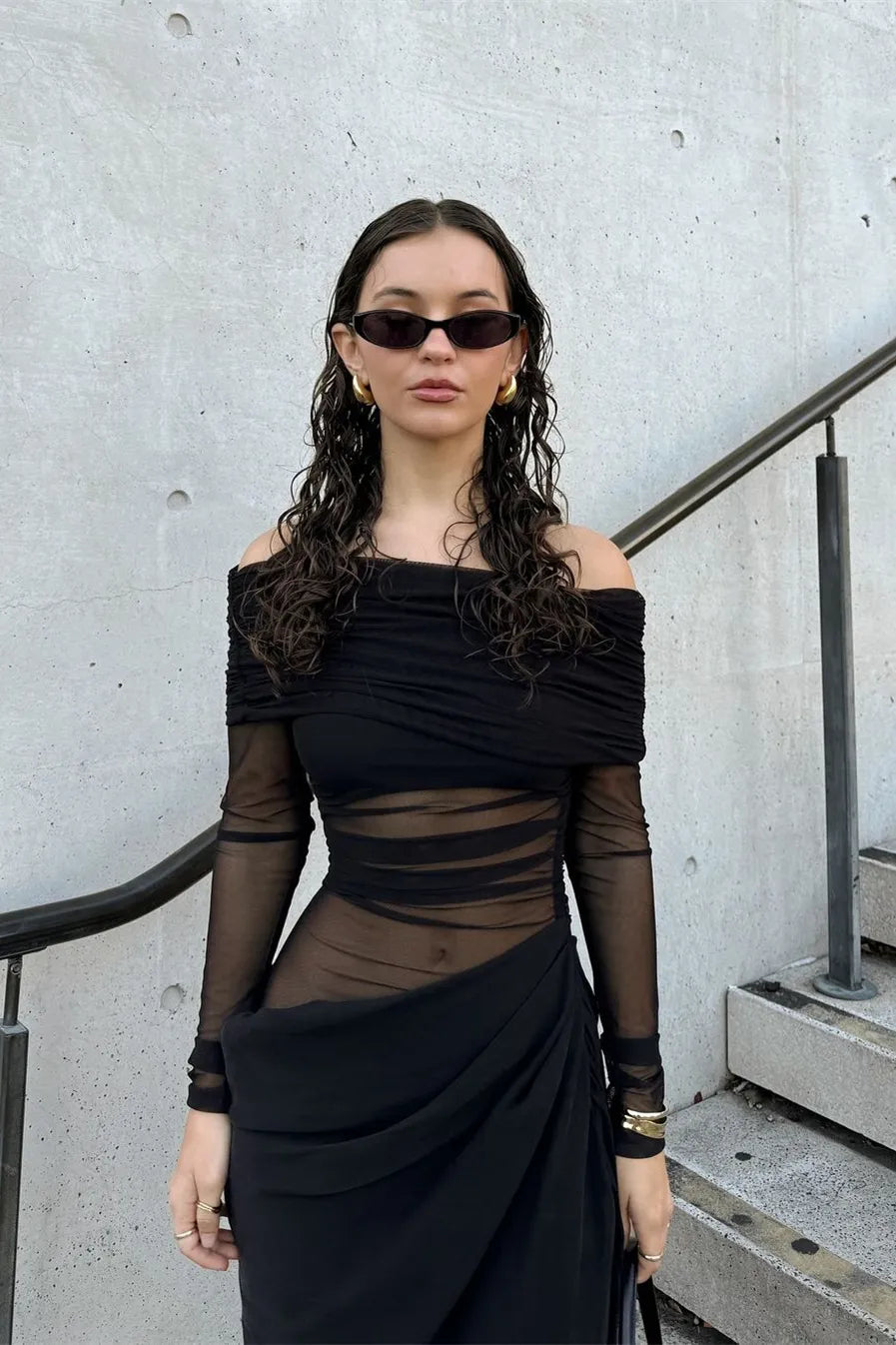 SUNA Verity Mesh Maxi Kjole Med Off-Shoulder Design Og Elegance