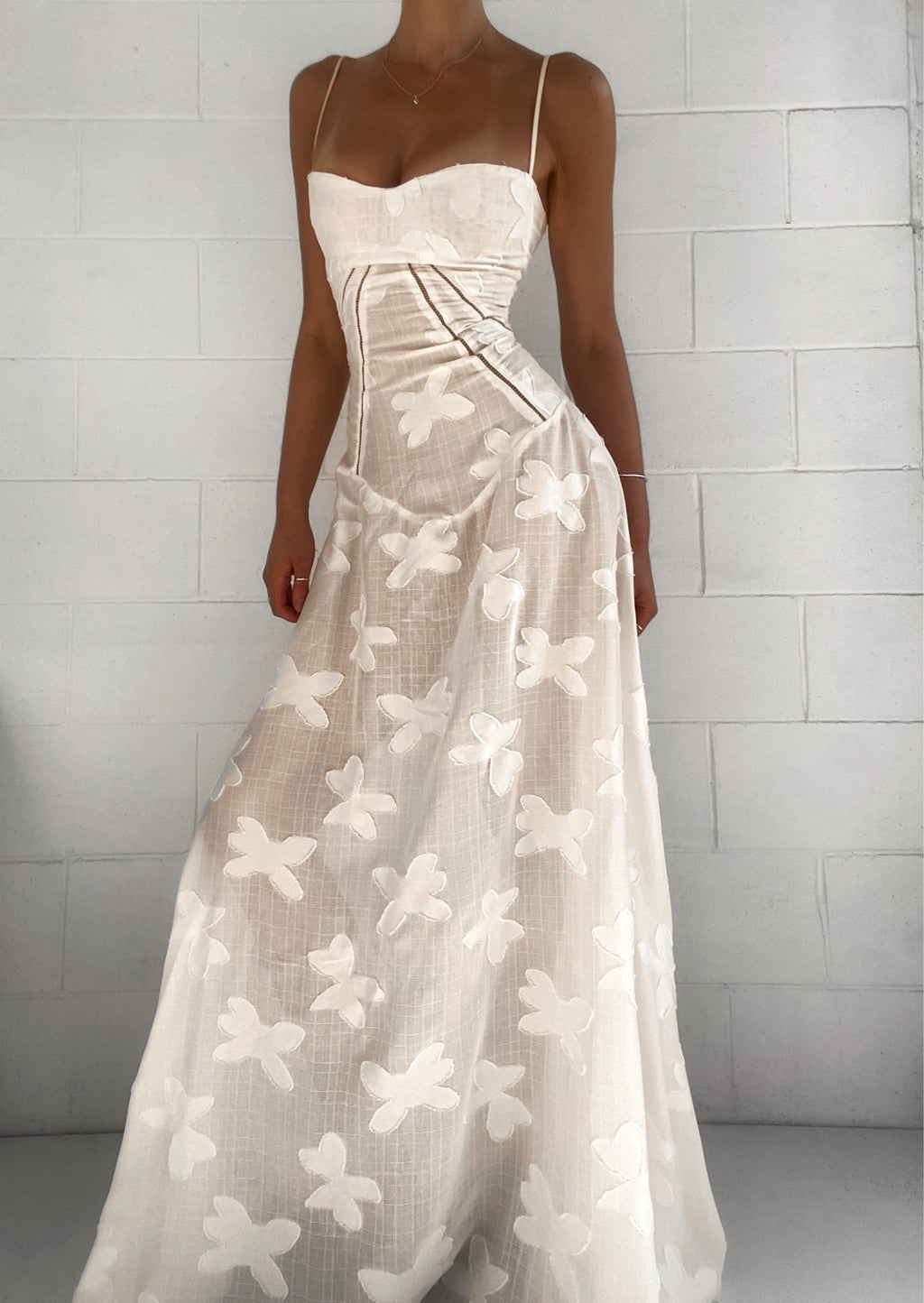 SUNA Addison Maxi Kjole i Vintage Creme med Blomster Mønster Creme