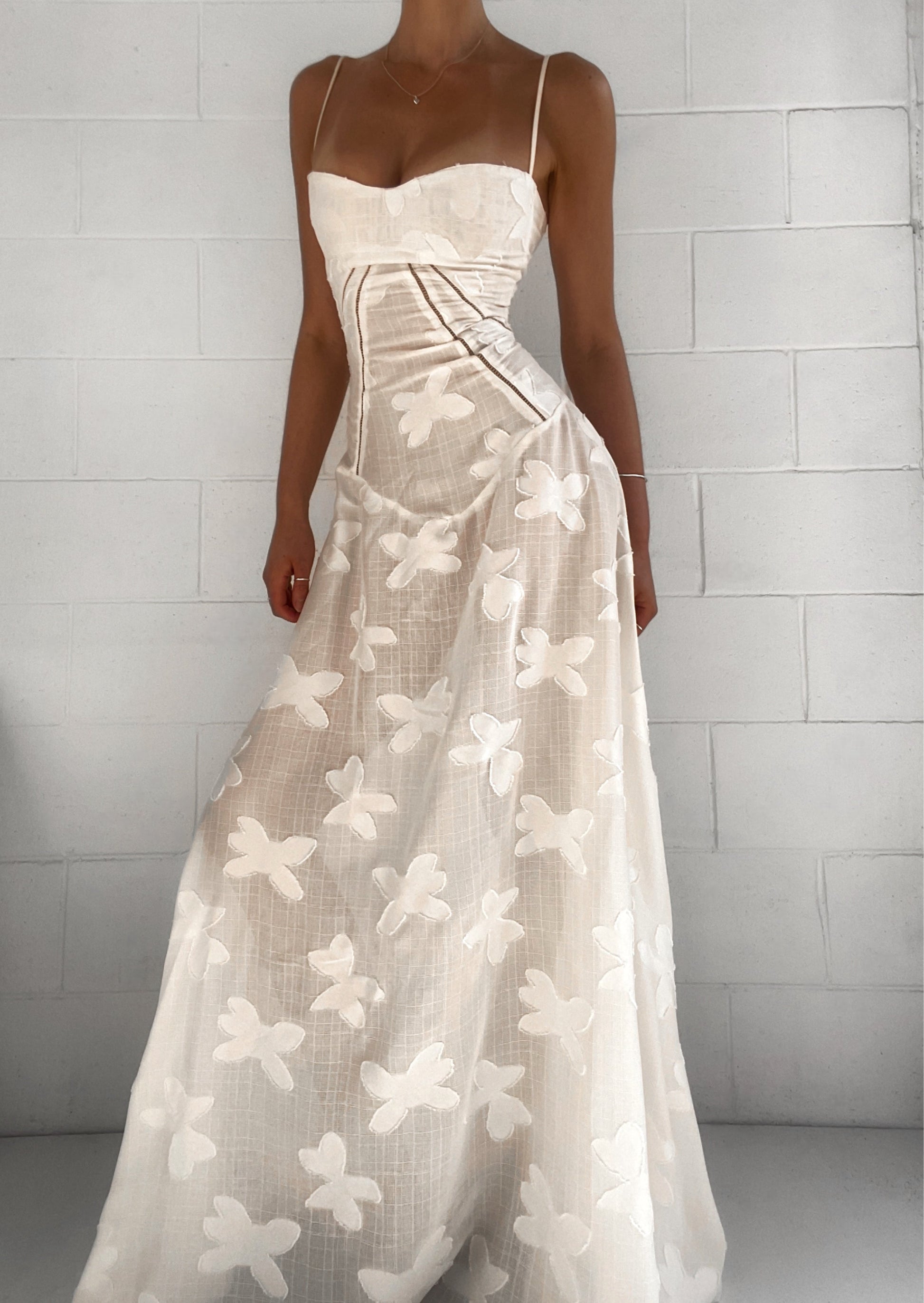 SUNA Addison Maxi Kjole i Vintage Creme med Blomster Mønster Creme