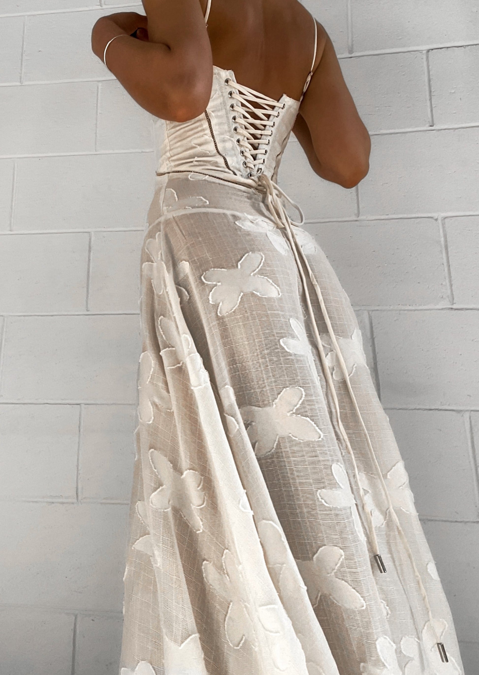 SUNA Addison Maxi Kjole i Vintage Creme med Blomster Mønster