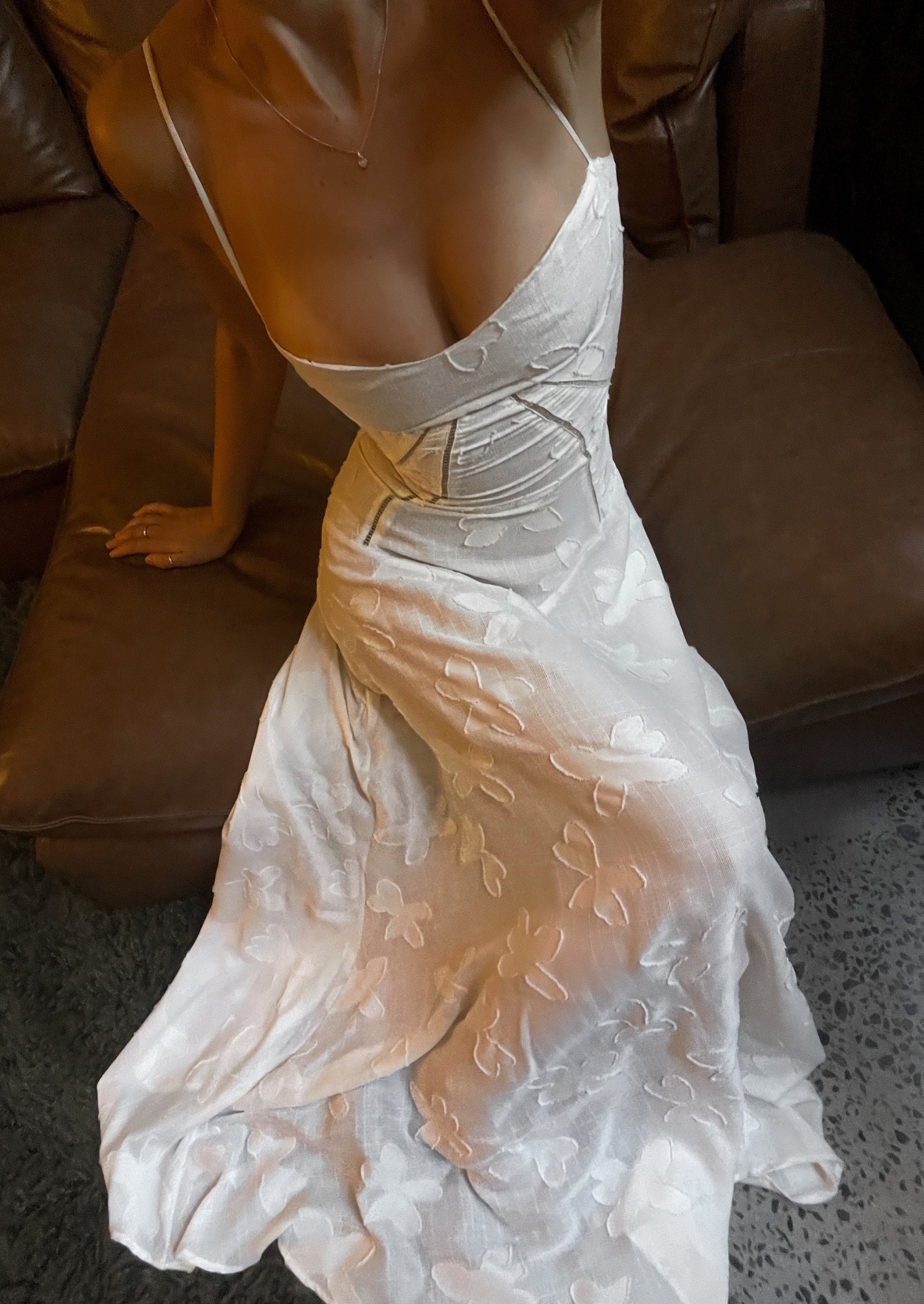 SUNA Addison Maxi Kjole i Vintage Creme med Blomster Mønster