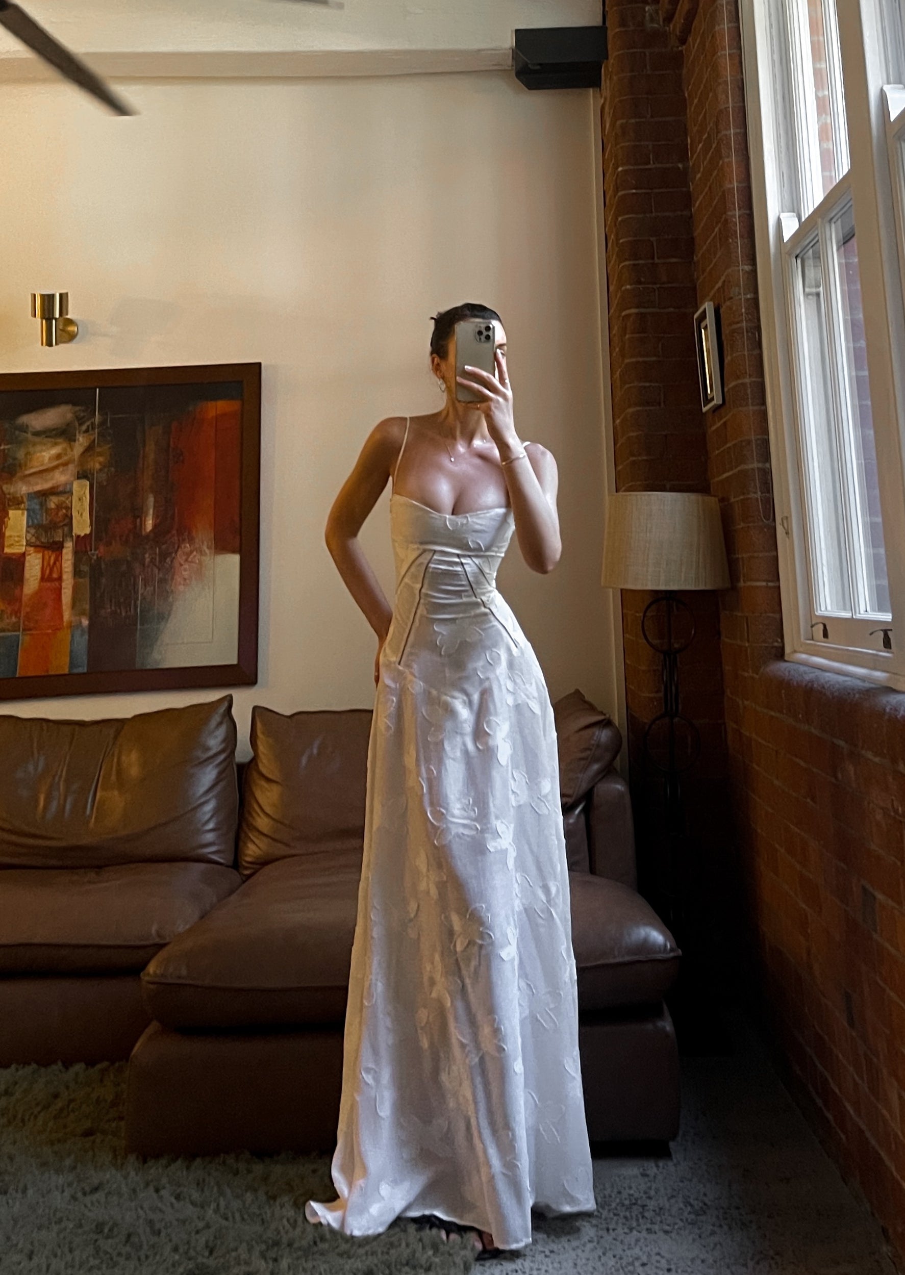 SUNA Addison Maxi Kjole i Vintage Creme med Blomster Mønster