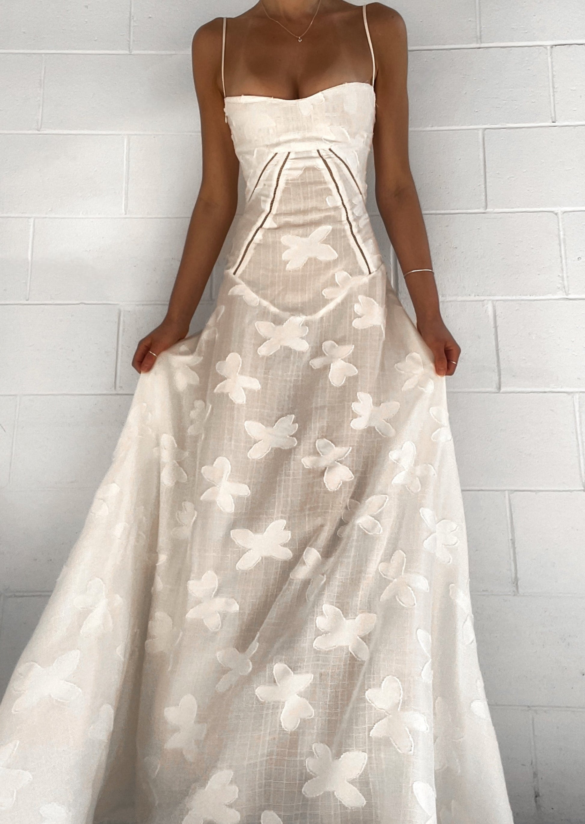 SUNA Addison Maxi Kjole i Vintage Creme med Blomster Mønster