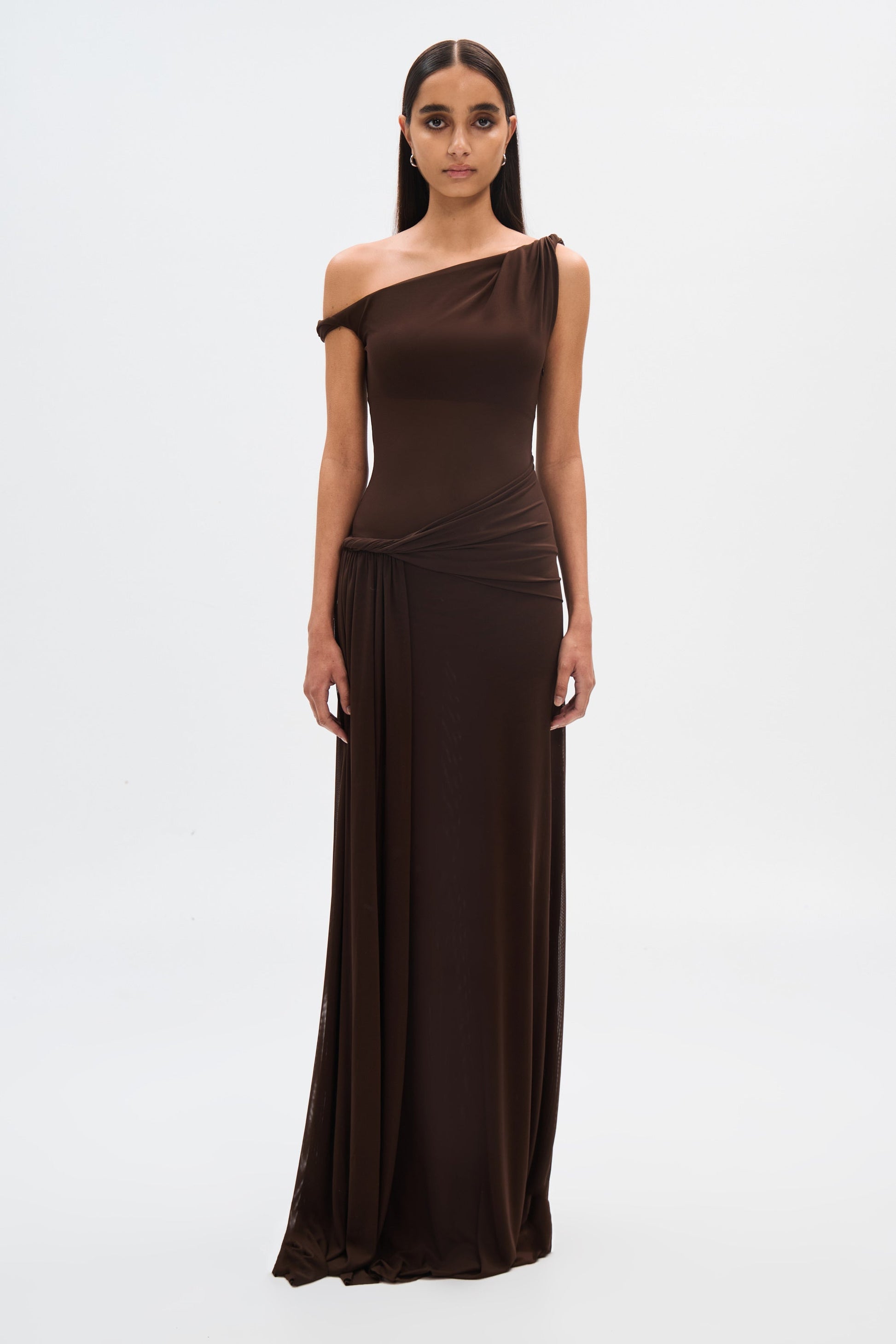 SUNA Lizzie Mesh Maxi Kjole i Brun med Draperet Design L