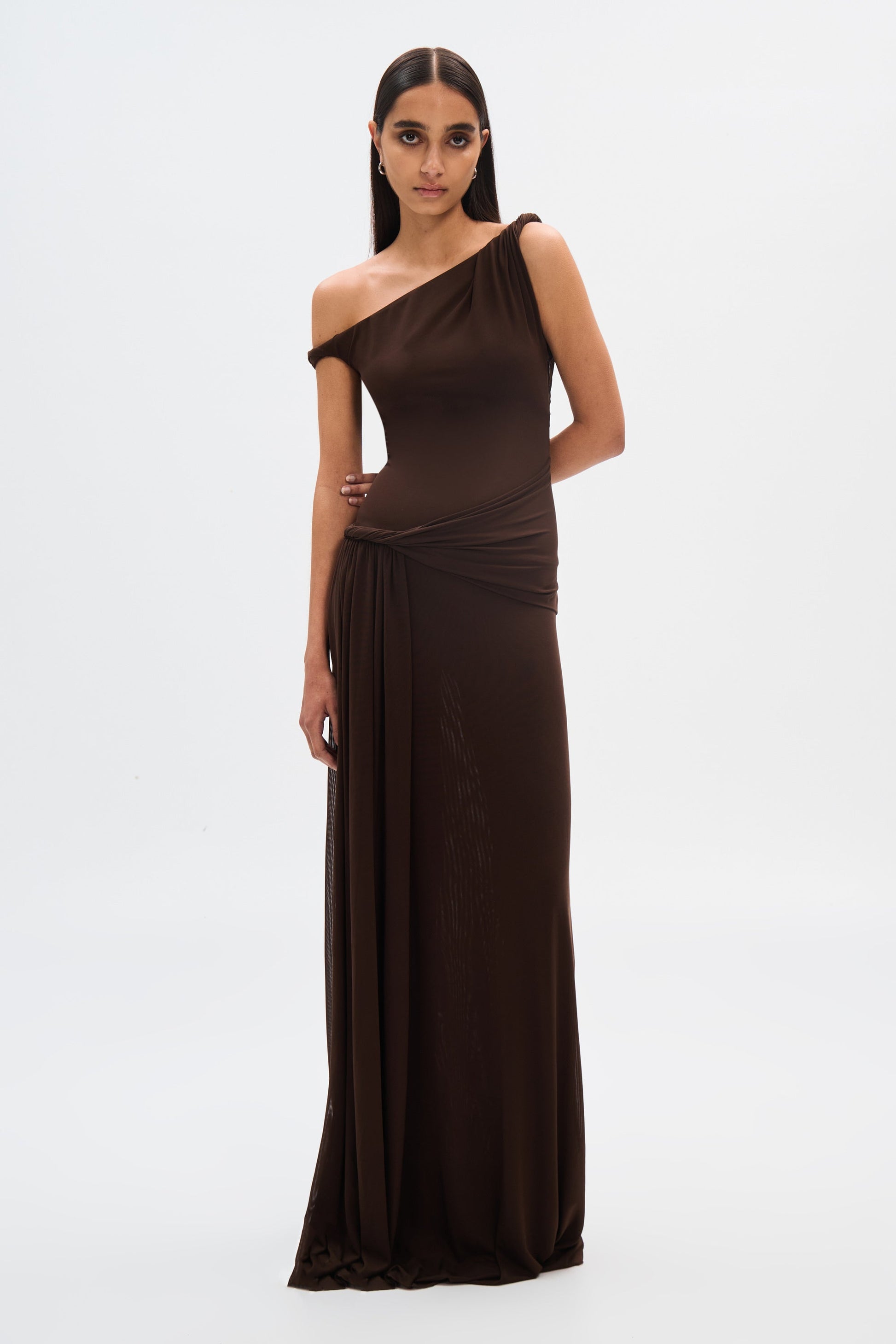 SUNA Lizzie Mesh Maxi Kjole i Brun med Draperet Design