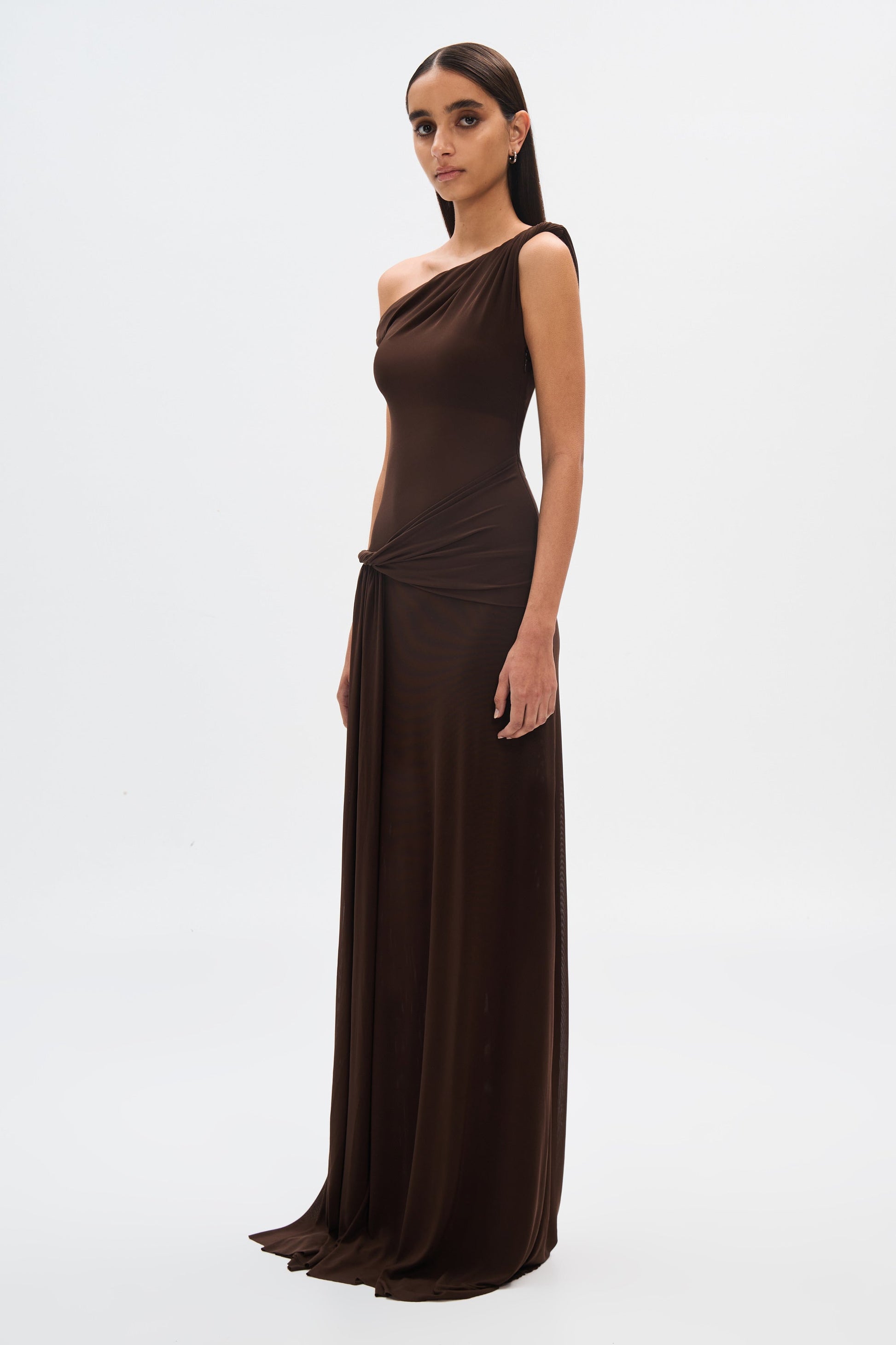 SUNA Lizzie Mesh Maxi Kjole i Brun med Draperet Design
