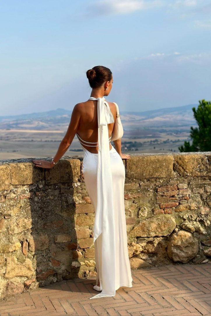 SUNA Priscilla Pearl Maxi Dress med elegant halterneck-design