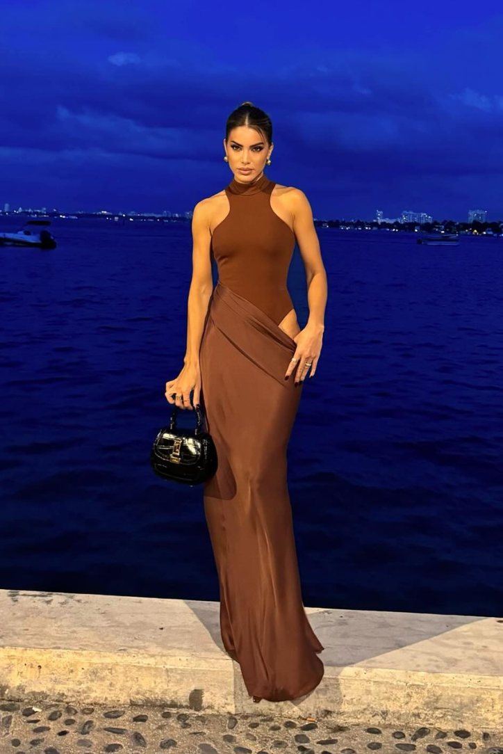 SUNA Rebecca Maxi Dress Med Asymmetrisk Silhuet I Sort Bruin