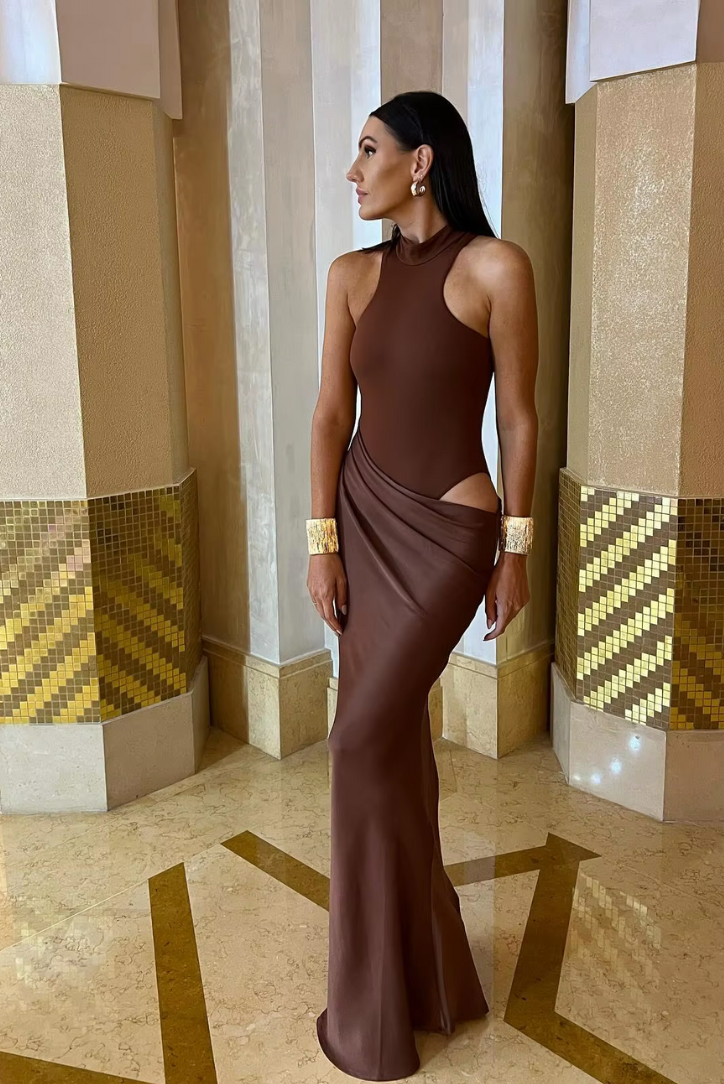 SUNA Rebecca Maxi Dress Med Asymmetrisk Silhuet I Sort