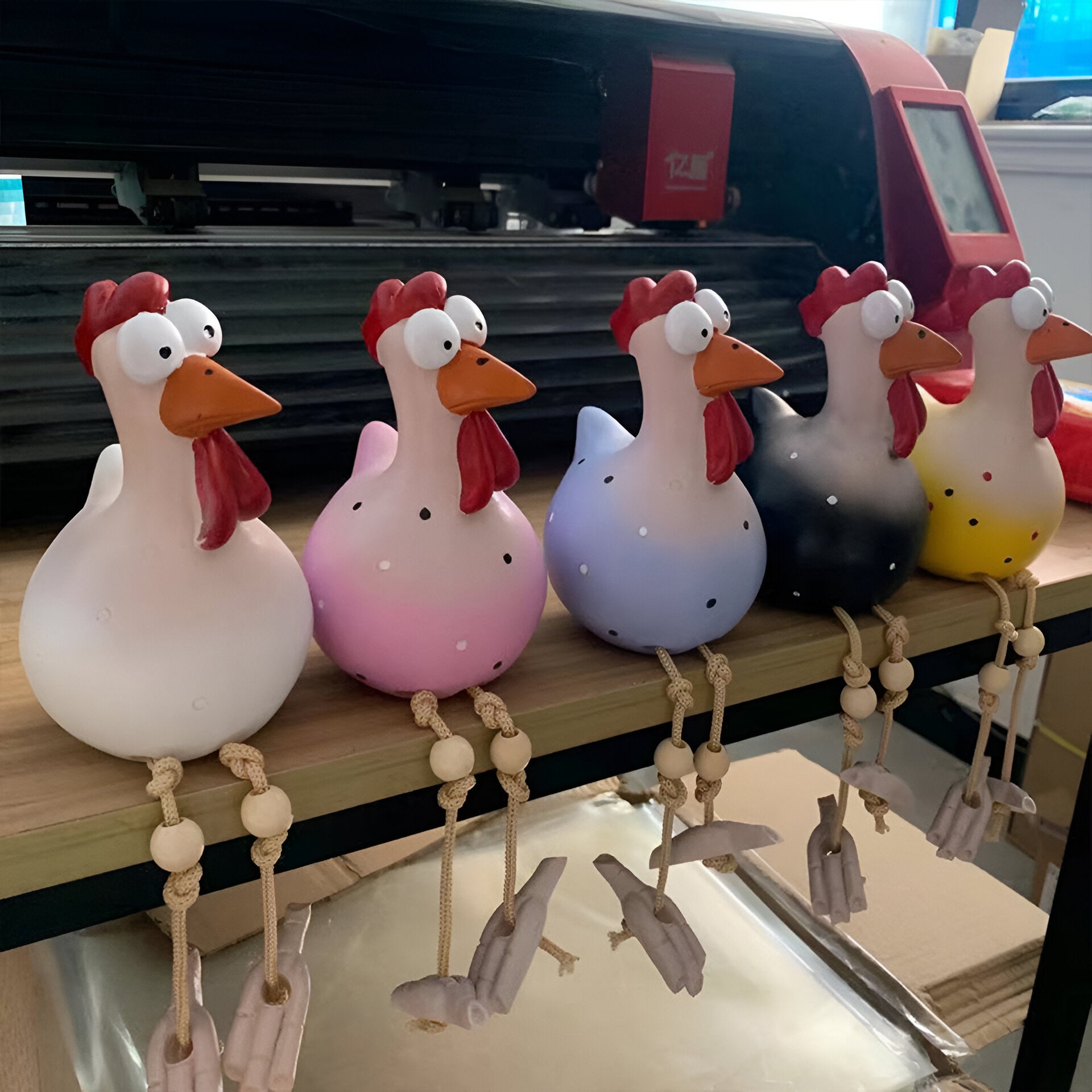 Vejrbestandig kyllingefigur med store øjne - farverig havedekoration til indendørs og udendørs brug Havestatuer SUNA