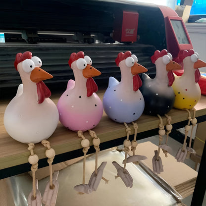 Vejrbestandig kyllingefigur med store øjne - farverig havedekoration til indendørs og udendørs brug Havestatuer SUNA