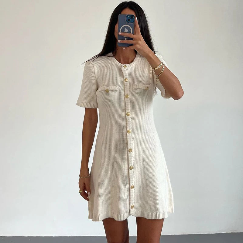 SUNA Kvinders Mini Kjole Strik med Metal Knapper – Elegant Design til Fest og Hverdag - Mini Kjole, Strikket, Mode, Komfort
