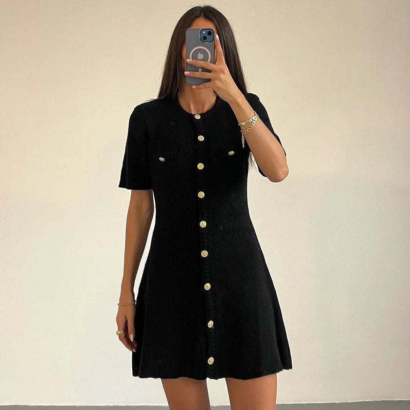SUNA Kvinders Mini Kjole Strik med Metal Knapper – Elegant Design til Fest og Hverdag - Mini Kjole, Strikket, Mode, Komfort