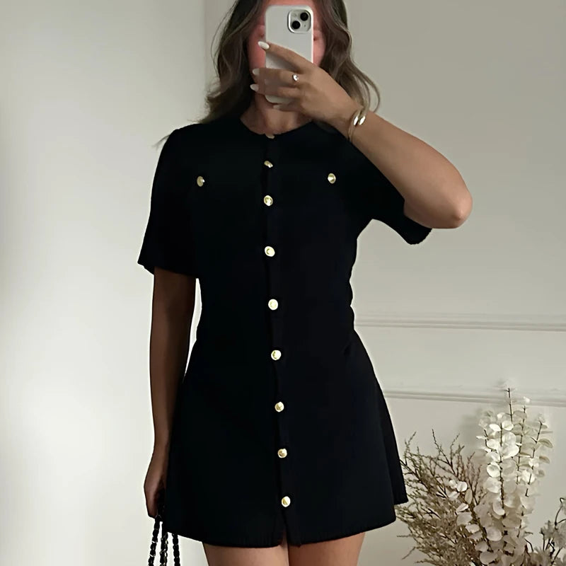 SUNA Kvinders Mini Kjole Strik med Metal Knapper – Elegant Design til Fest og Hverdag - Mini Kjole, Strikket, Mode, Komfort