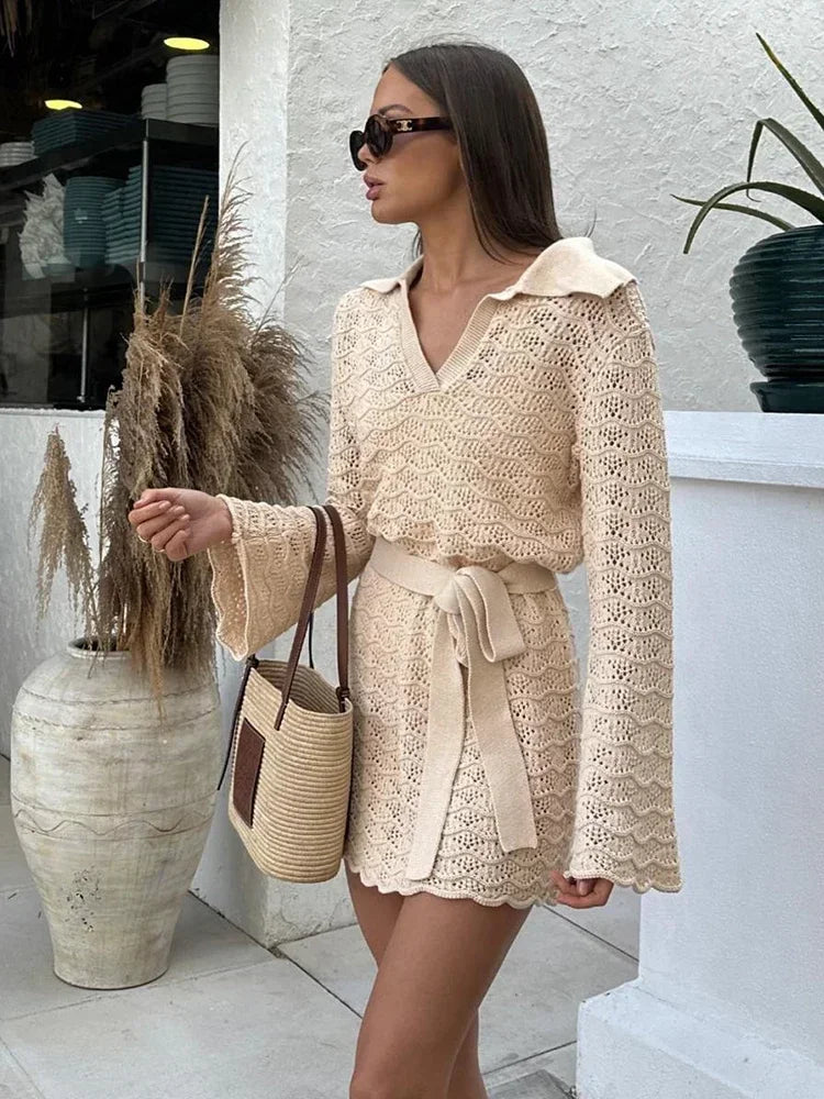 SUNA Kvinders Mini Kjole Strikket V-Hals Bell Ærmer – Elegant Design Med Komfort - Mini Kjole V-Hals Bell Ærmer Strikket Fashion