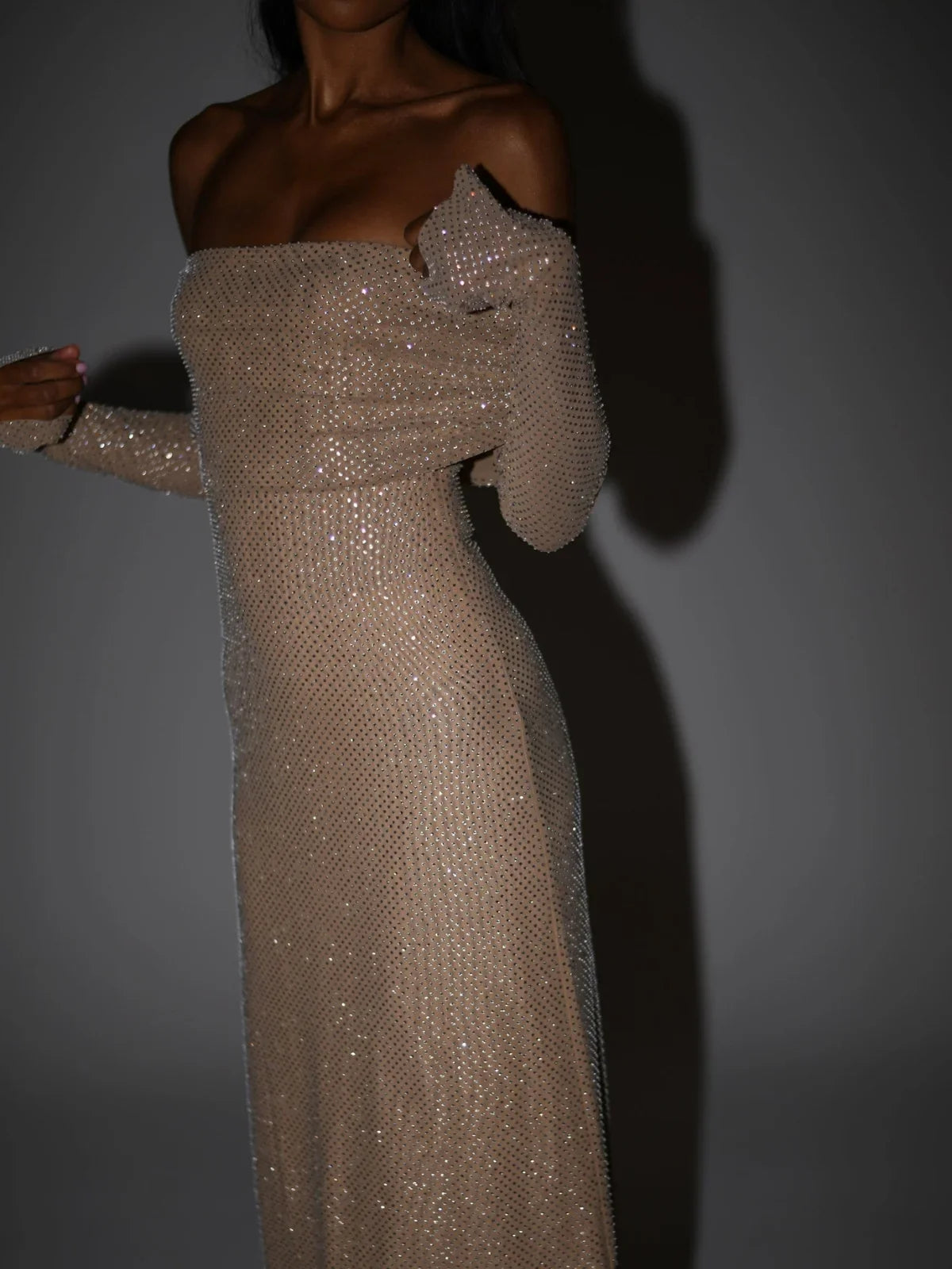 SUNA Rhinestone Pyntet Off-Shoulder Kjole til Festlige Lejligheder