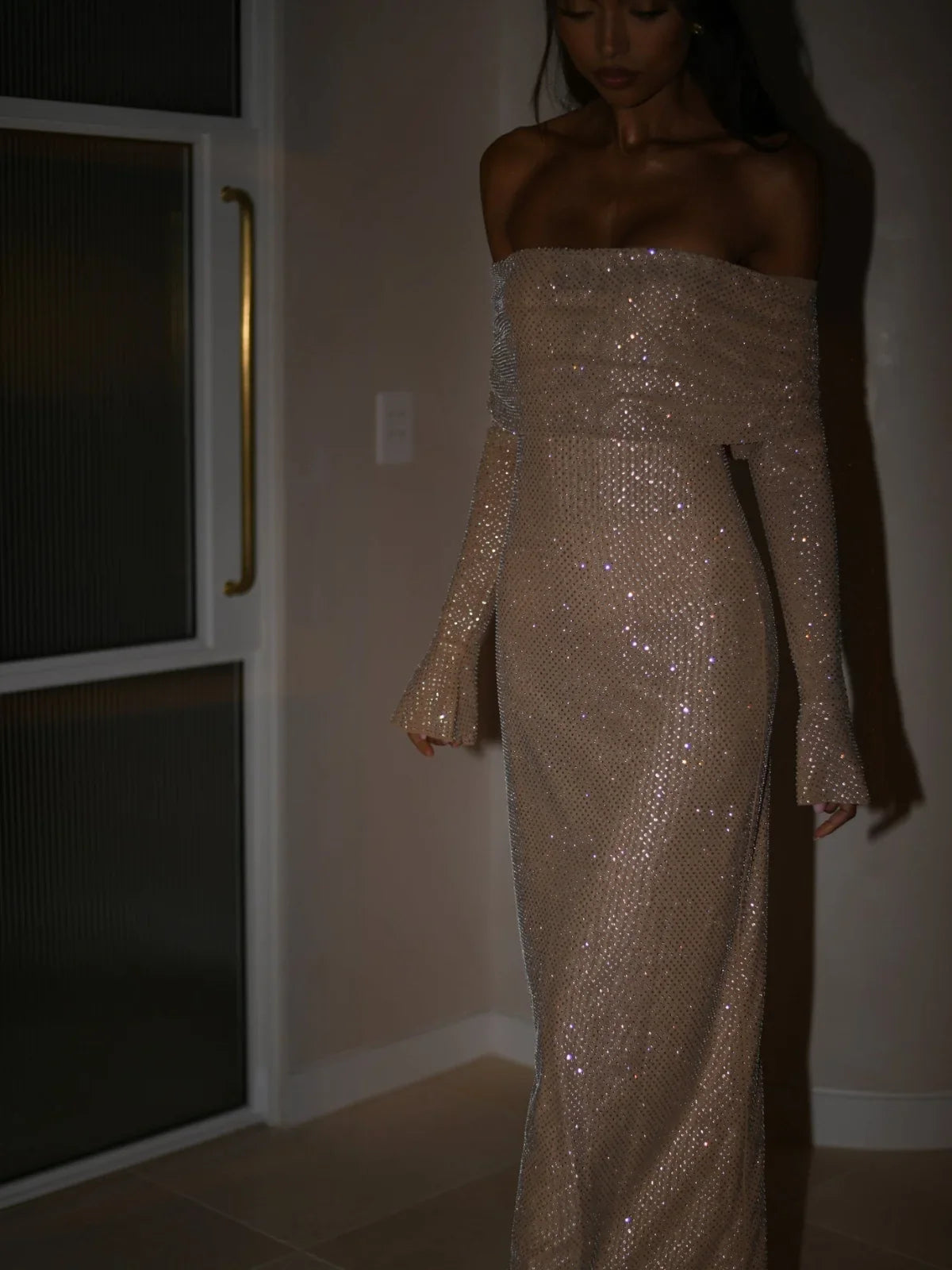 SUNA Rhinestone Pyntet Off-Shoulder Kjole til Festlige Lejligheder
