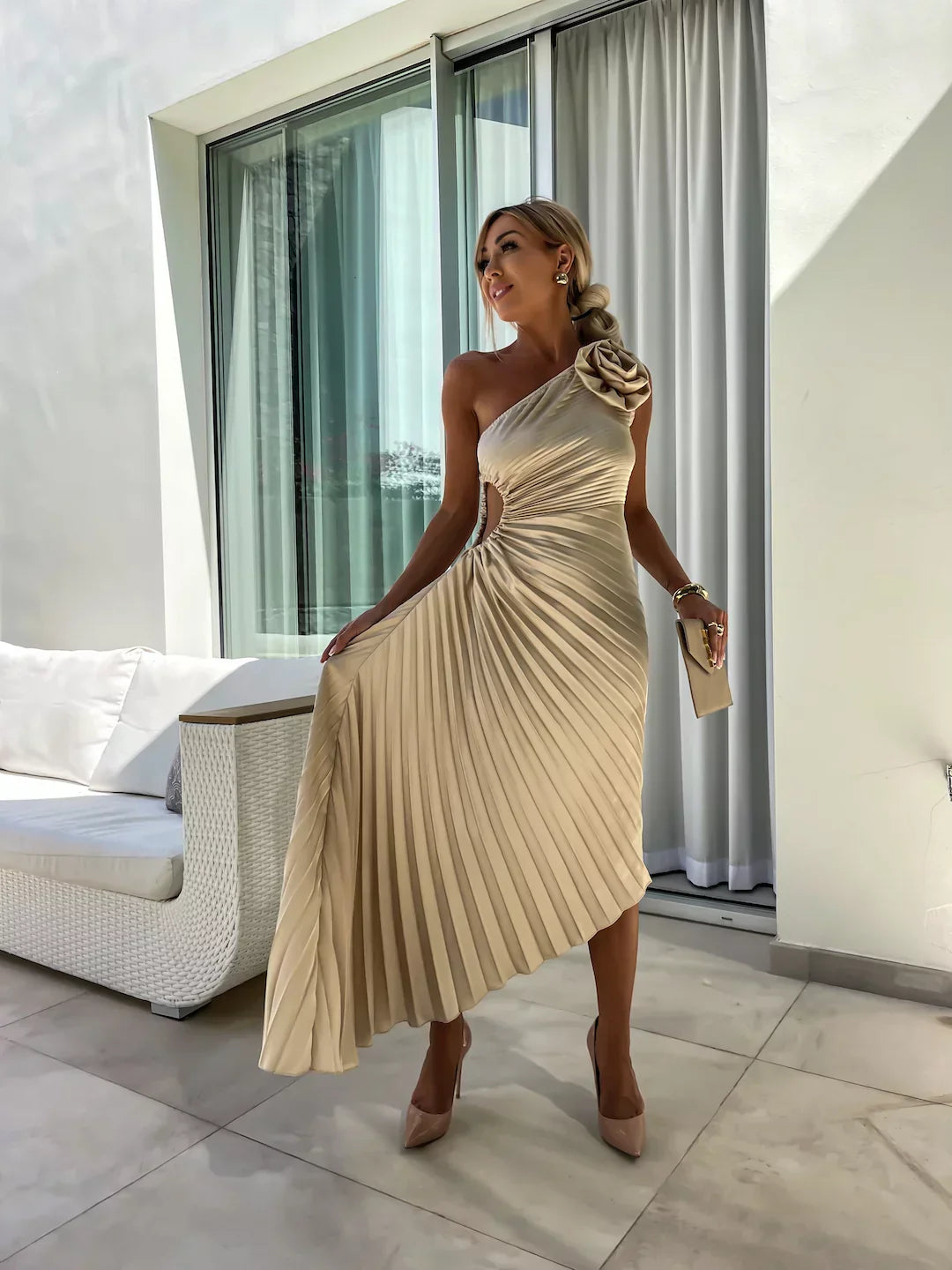 SUNA Ophelia Chic Plisseret Kjole En Skulder Med Blomster Beige
