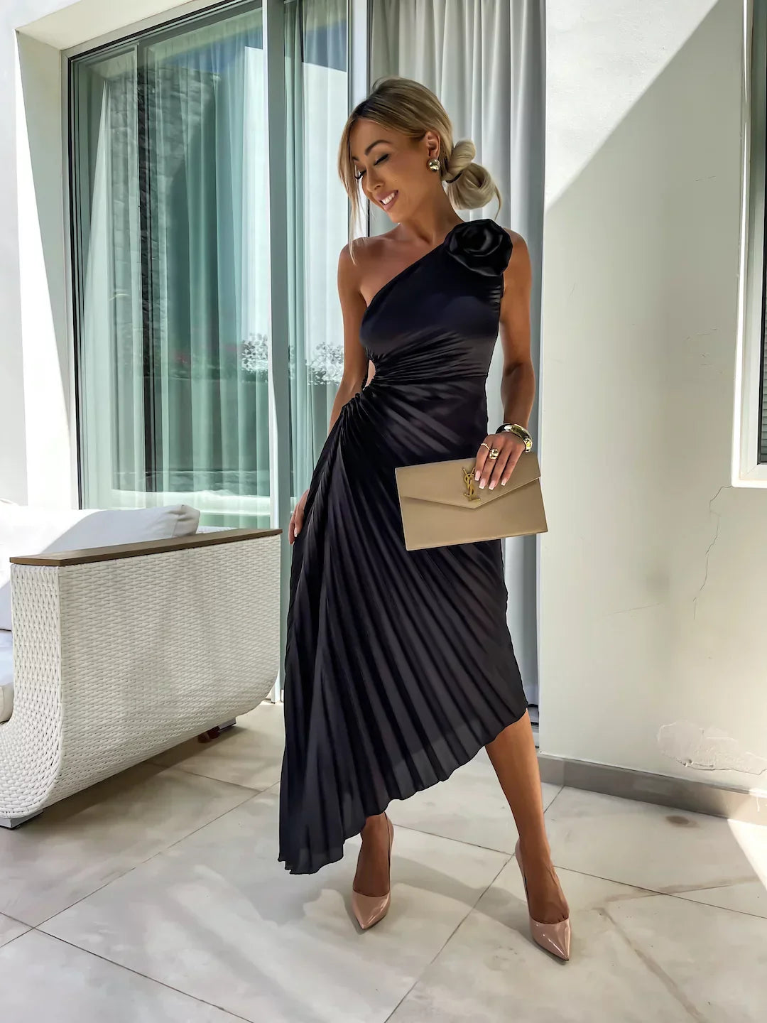 SUNA Ophelia Chic Plisseret Kjole En Skulder Med Blomster Sort