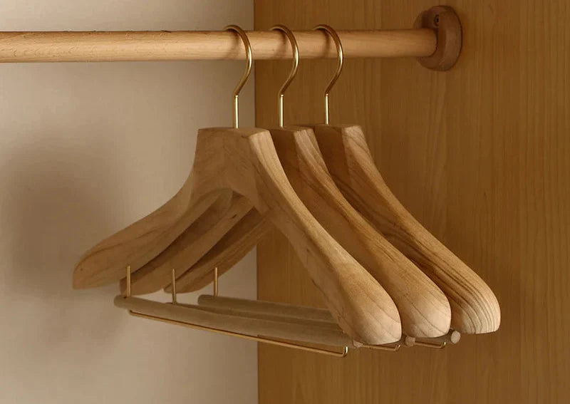 Premium Træ Klammer af Kæmfertræ med Bredde Skuldre – Sæt af 2 til Optimal Tøjorganisation Kledinghangers SUNA L-45cm H-26cm (2 stk.)