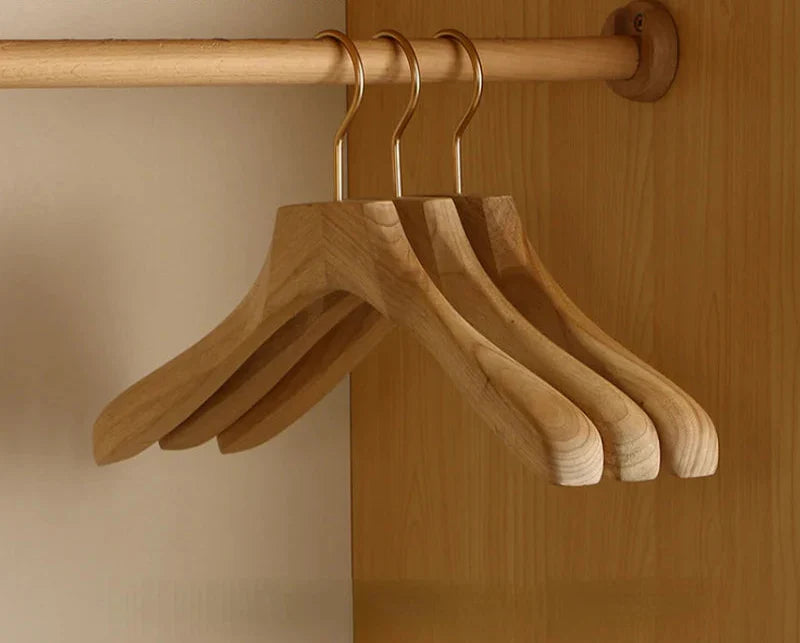 Premium Træ Klammer af Kæmfertræ med Bredde Skuldre – Sæt af 2 til Optimal Tøjorganisation Kledinghangers SUNA L-39cm H-24cm (2 stk.)