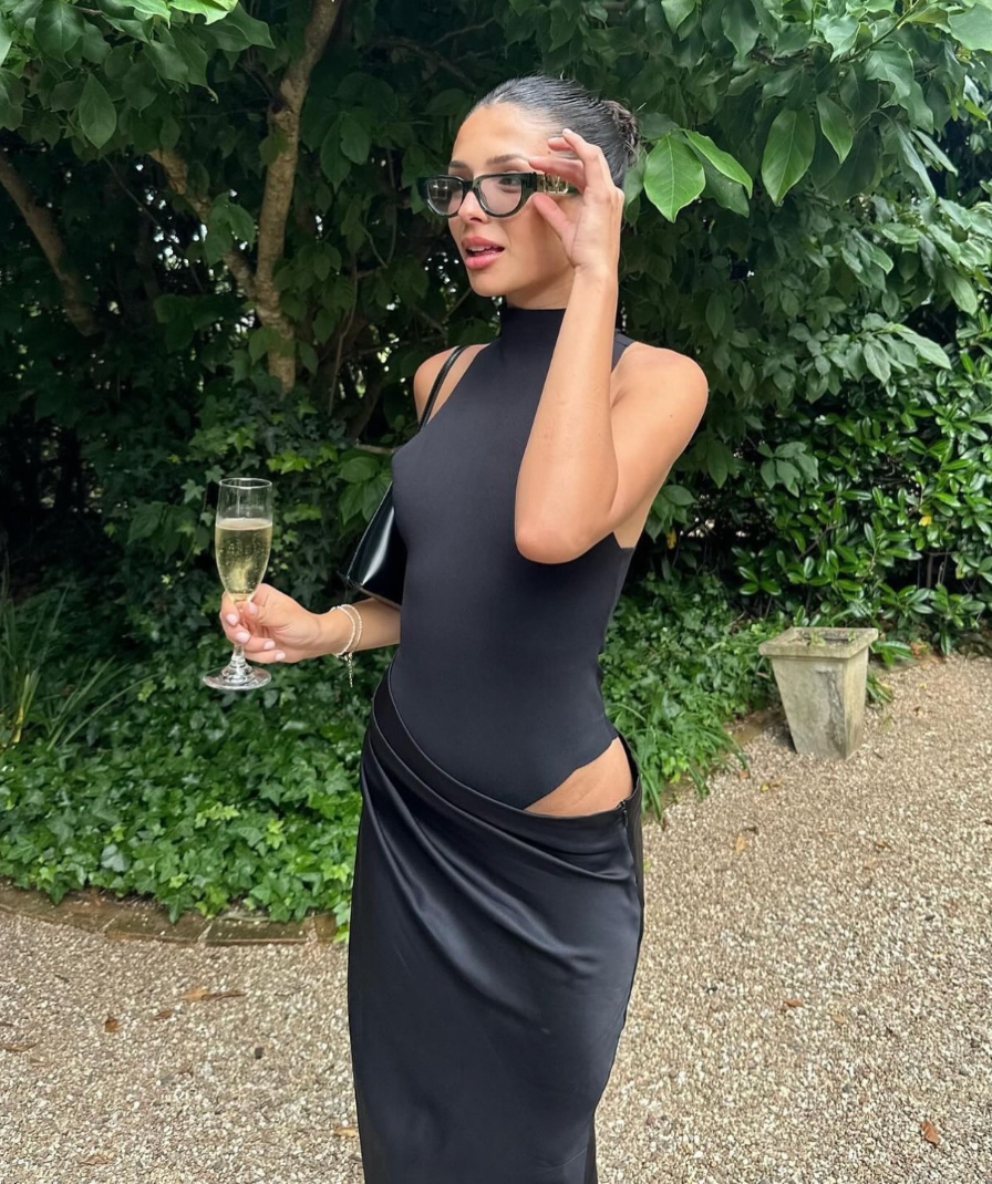 SUNA Rebecca Maxi Dress Med Asymmetrisk Silhuet I Sort