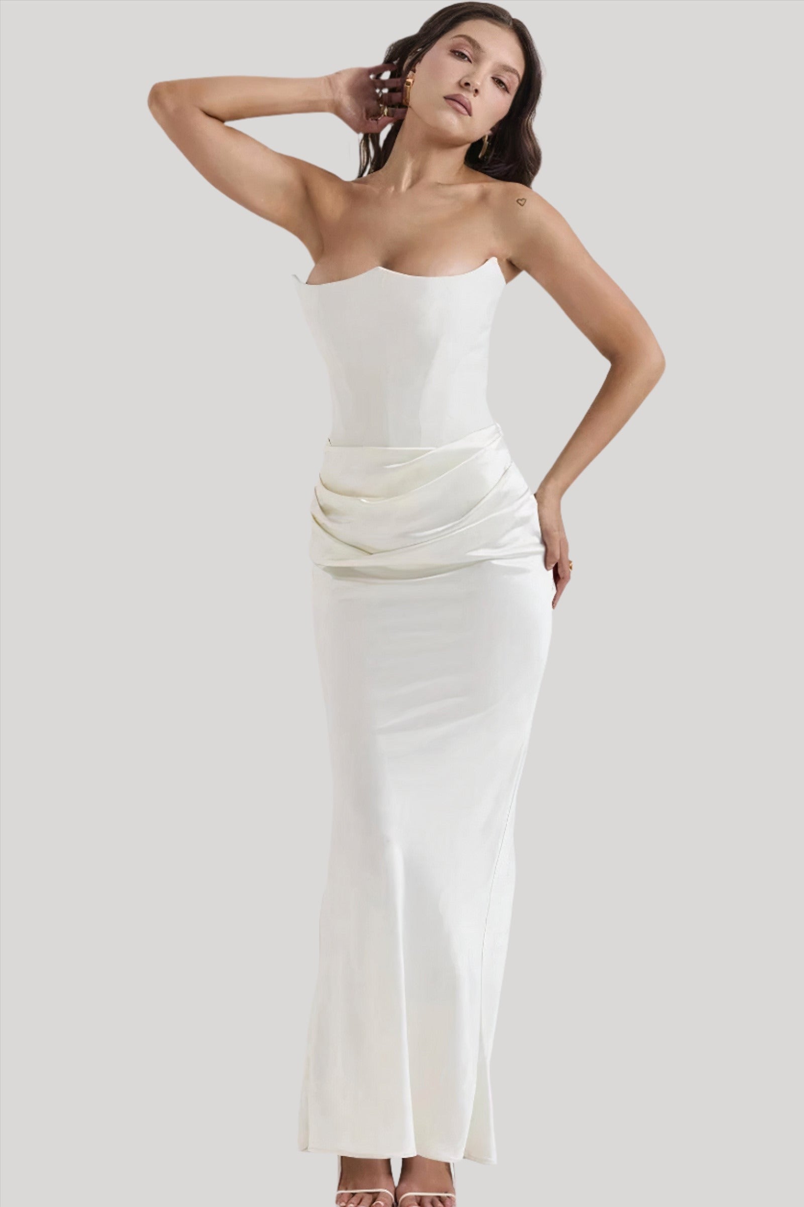 SUNA Strapless Elegant Maxi Kjole i Tidløs Stil