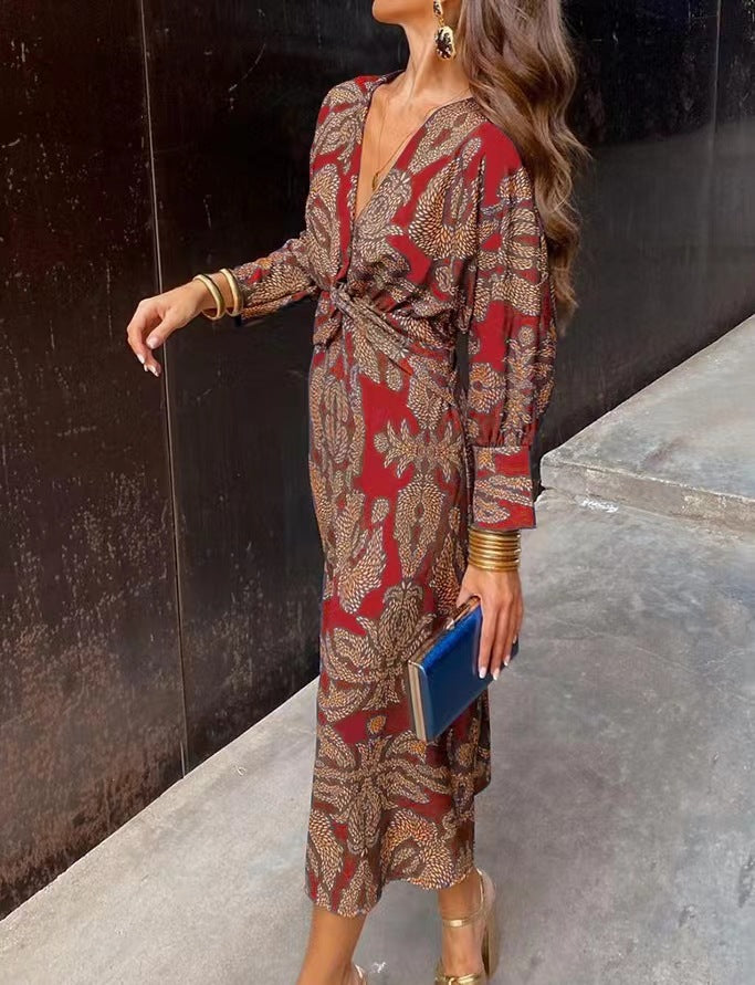 SUNA V Hals Midi Kjole Paisley Print – Tidløs Stil - Kjole Rød