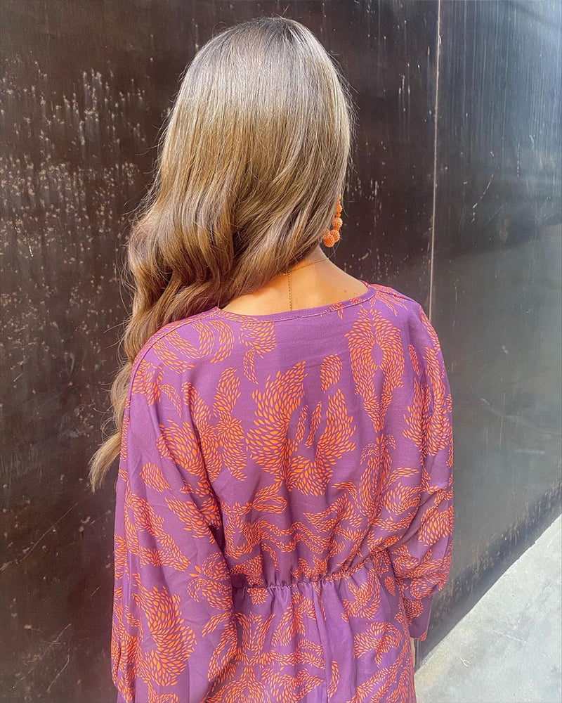 SUNA V Hals Midi Kjole Paisley Print – Tidløs Stil - Kjole