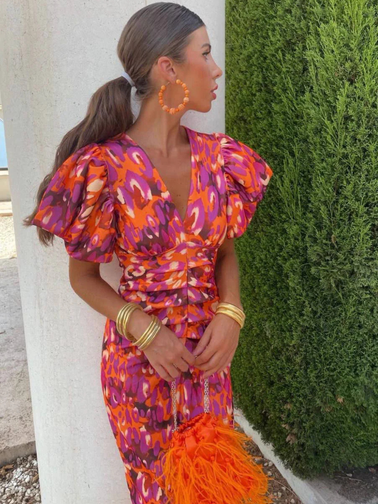 SUNA Vivid Ruched Midi – Dramatiske Plisseringer Skuldre - Kjole