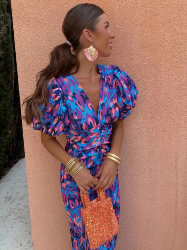 SUNA Vivid Ruched Midi – Dramatiske Plisseringer Skuldre - Kjole