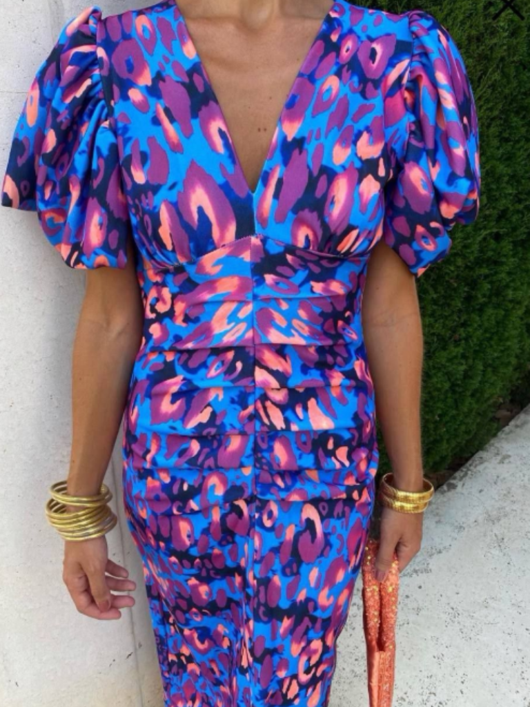 SUNA Vivid Ruched Midi – Dramatiske Plisseringer Skuldre - Kjole
