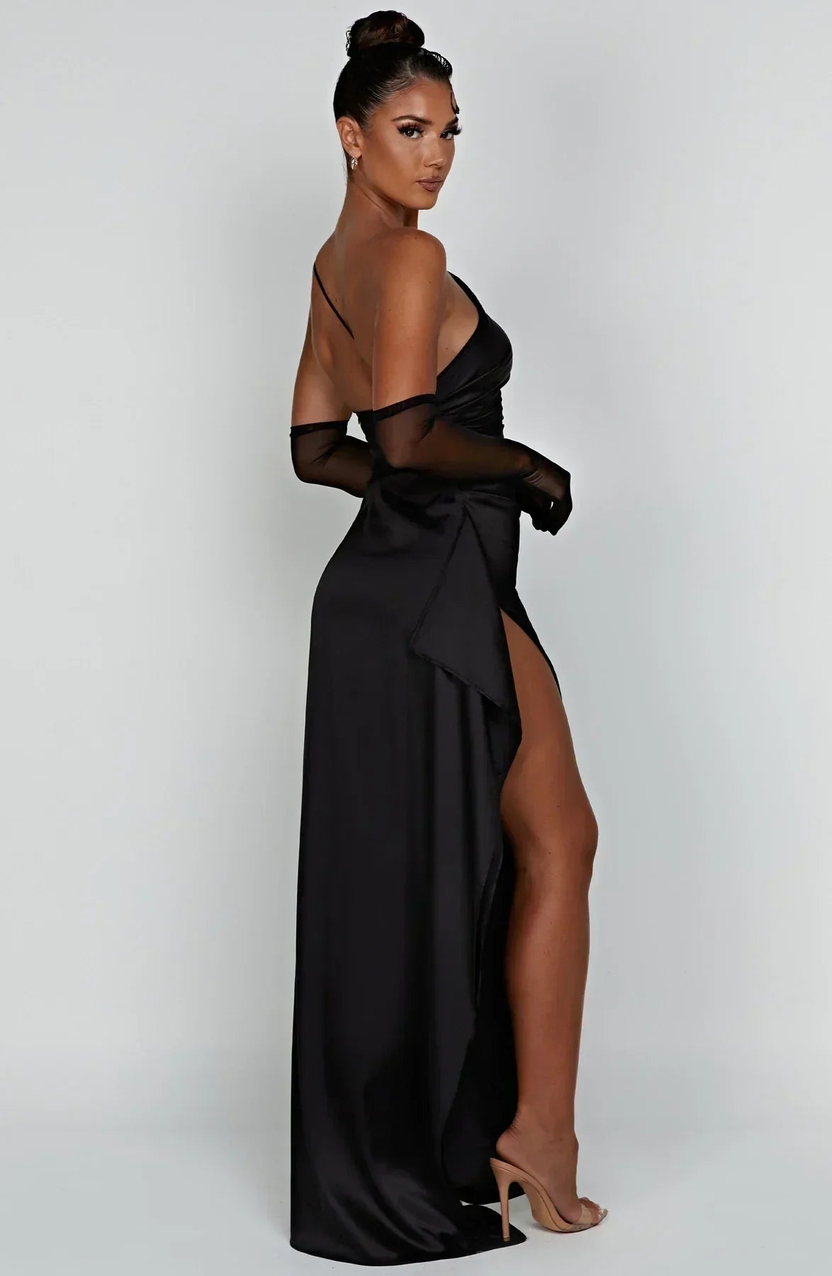 SUNA Luxe Satin One-Shoulder Splitkjole Elegant I Satin