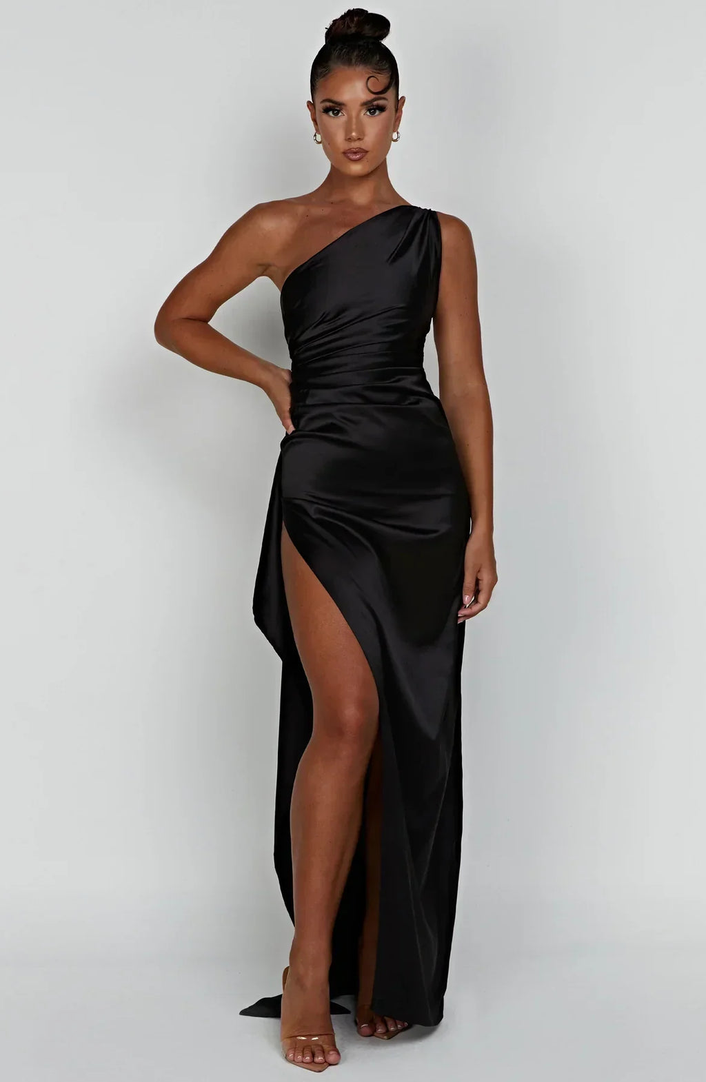 SUNA Luxe Satin One-Shoulder Splitkjole Elegant I Satin